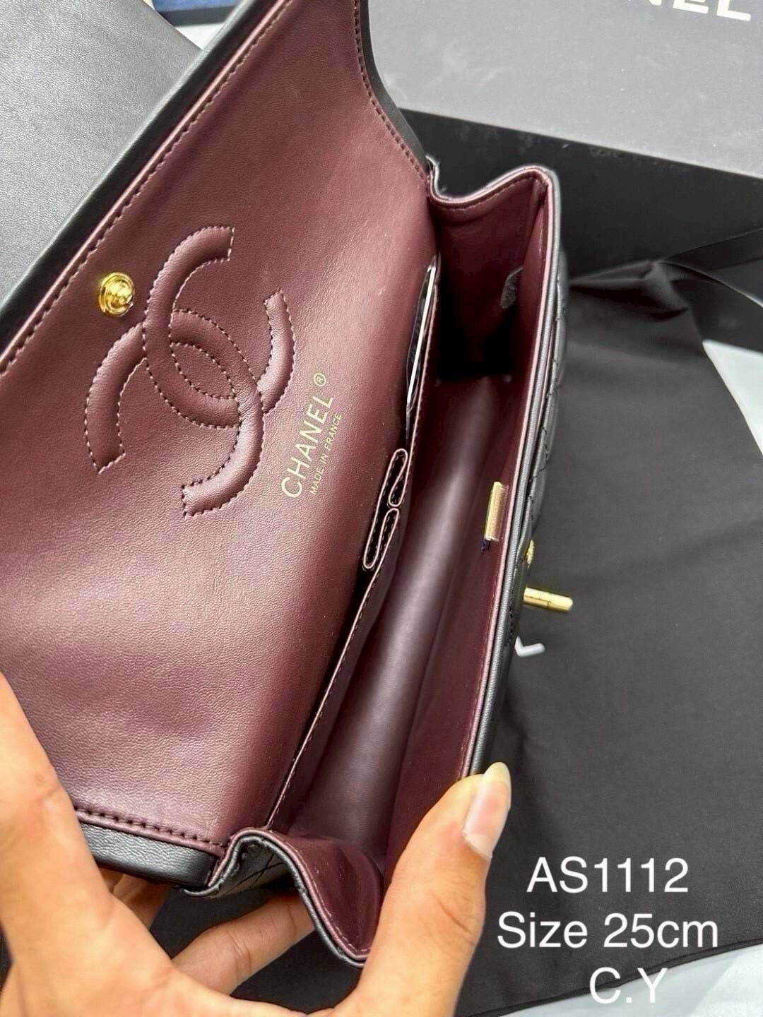 CHANEL Classic Bag 25cm สวยตัวแม่ต้องมี กระเป๋าสะพายข้างสีดำหนังเรียบ รูปทรงคลาสสิค หรูหรา เปิด-ปิดกระเป๋าด้วยตัวบิดล็อค