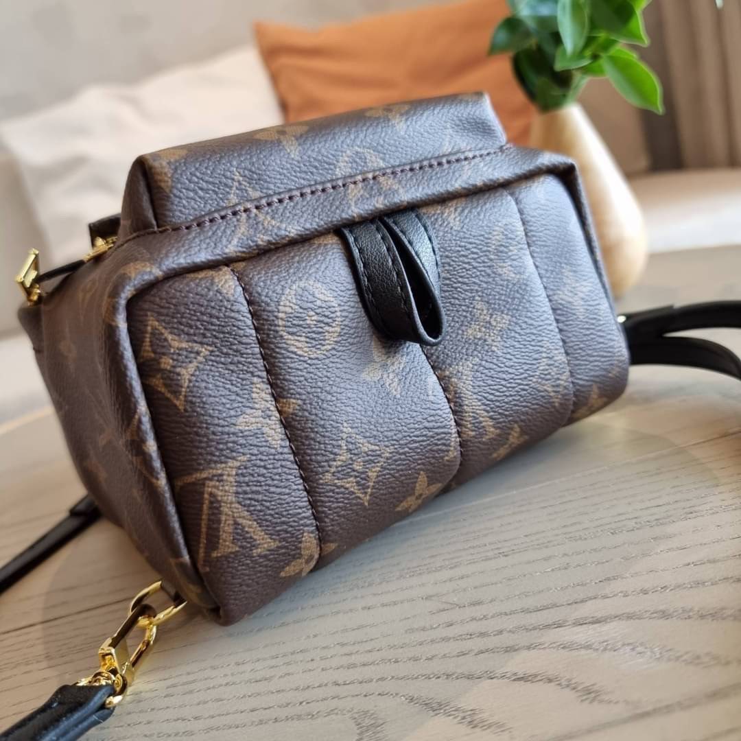 LV Backpack Size Mini | สายสะพายเล็ก ถอดได้ LV palm springs New in!! เข้าแล้วกับไอเท็มยอดฮิต หรูหราพร้อม box set สุดสวย ที่สุดของความคุ้มค่า LV palm springs กระเป๋าแบ็คแพ็ค มาให้เลือก 2 ไซส์ ขายดี วัสดุหนังแคนวาสคุณภาพดี มีช่องซิปแบ่งสัดส่วน ใบเล็กสายวะพา
