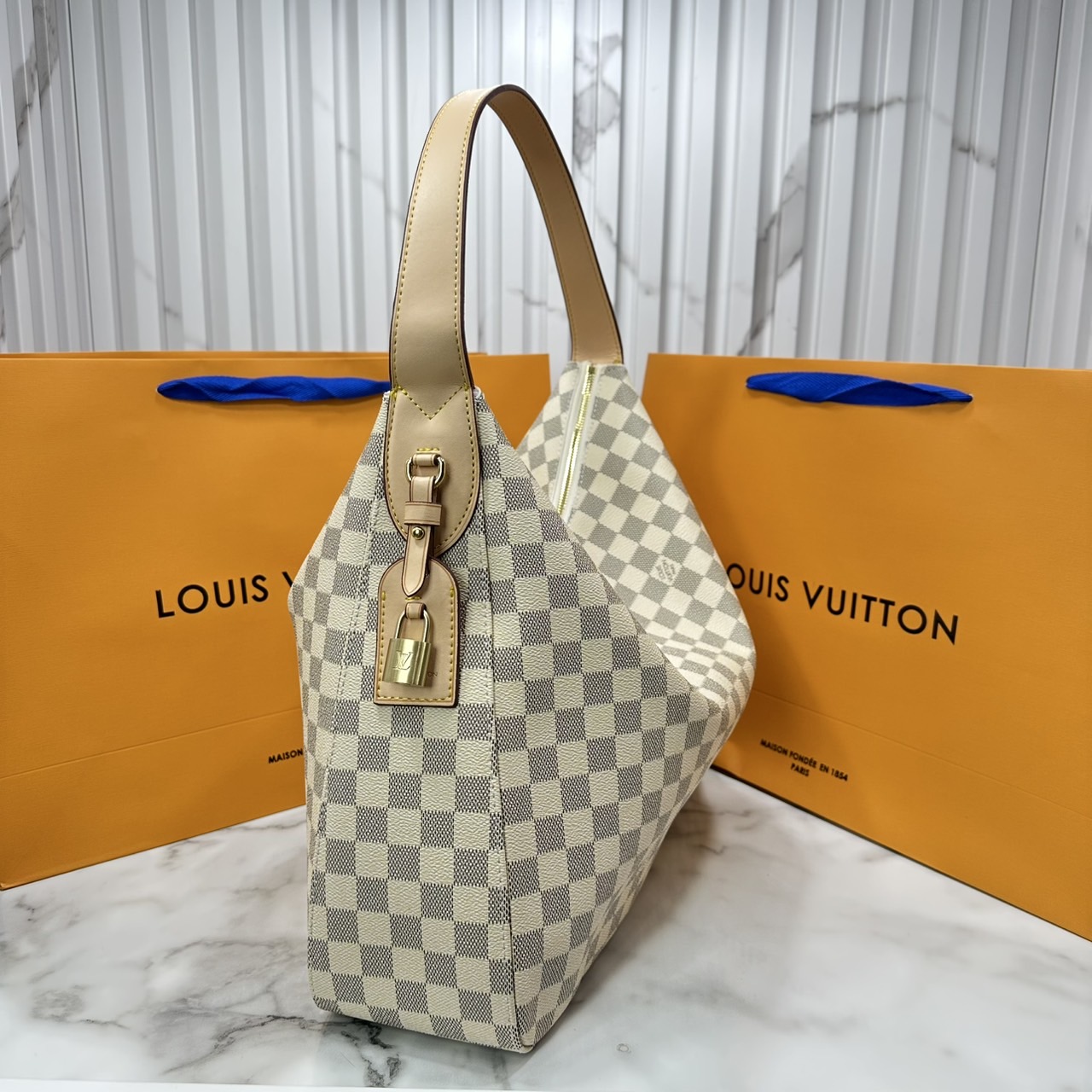 ORI หนังแท้ | LV Slouchy MM Damier Azur MM ใหม่ล่าสุด กระเป๋าโฮโบทรงสวยใบใหญ่จุใจที่ใครๆก็ต้องมี ด้วยรูปทรงคลาสสิคและใช้งานง่าย สะพายสะดวกด้วยหูสะพายในตัว สวยดูลัคชู