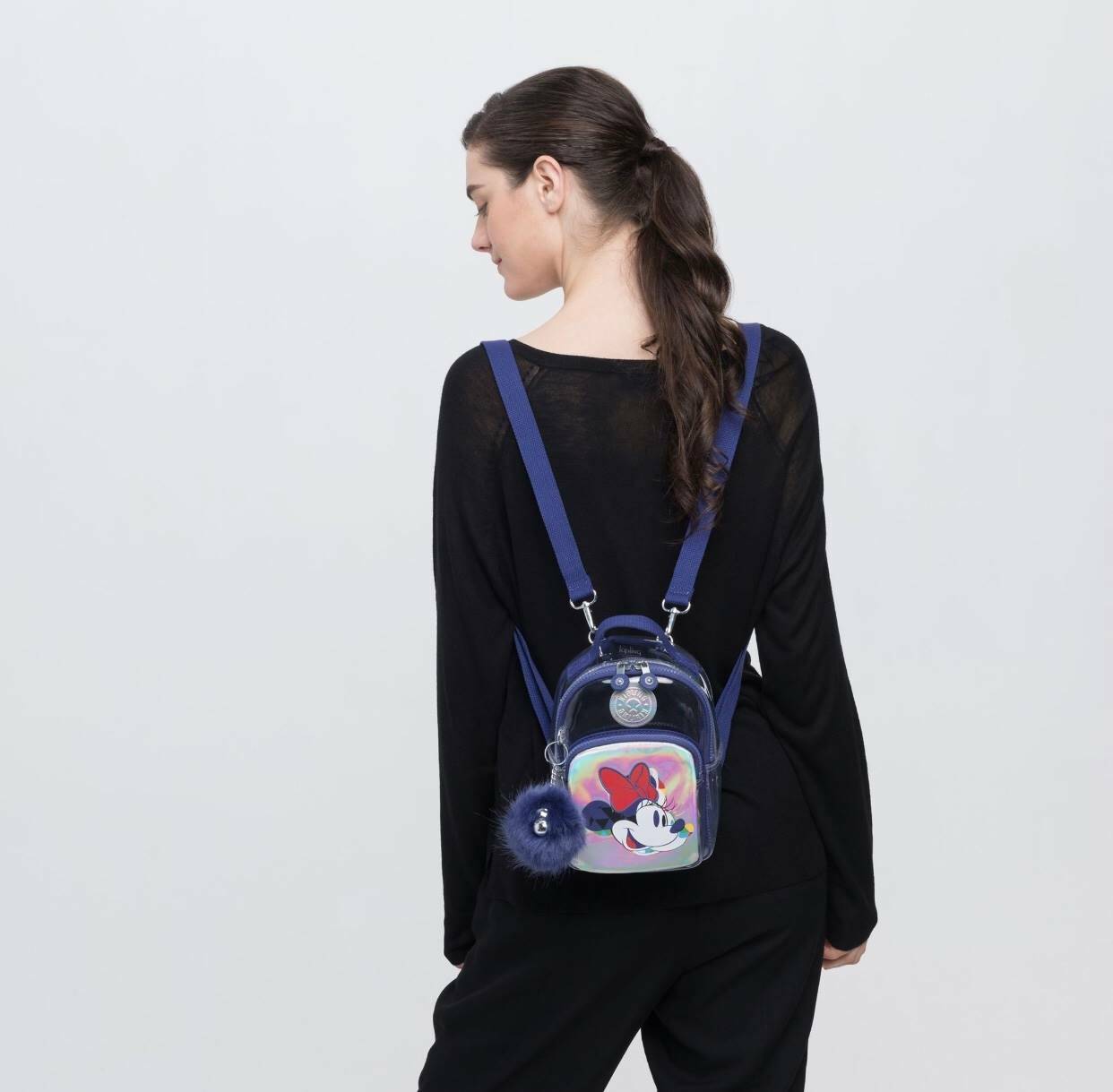 KIPLING D ALBER Small 3-in-1 convertible: bum bag, crossbody or backpack พร้อมส่งความน่ารัก จาก mickey colletion กระเป๋าขนาดกะทัดรัดจาก kipling ใบเล็กน่ารัก ปรับใช้ได้ถึง 3 แบบ เป็นเป้สะพายหลัง ถอดสายถือ หรือใส่สายยาวเป็นกระเป๋าสะพายเฉียงก็ได้ คุ้มค่า น่า