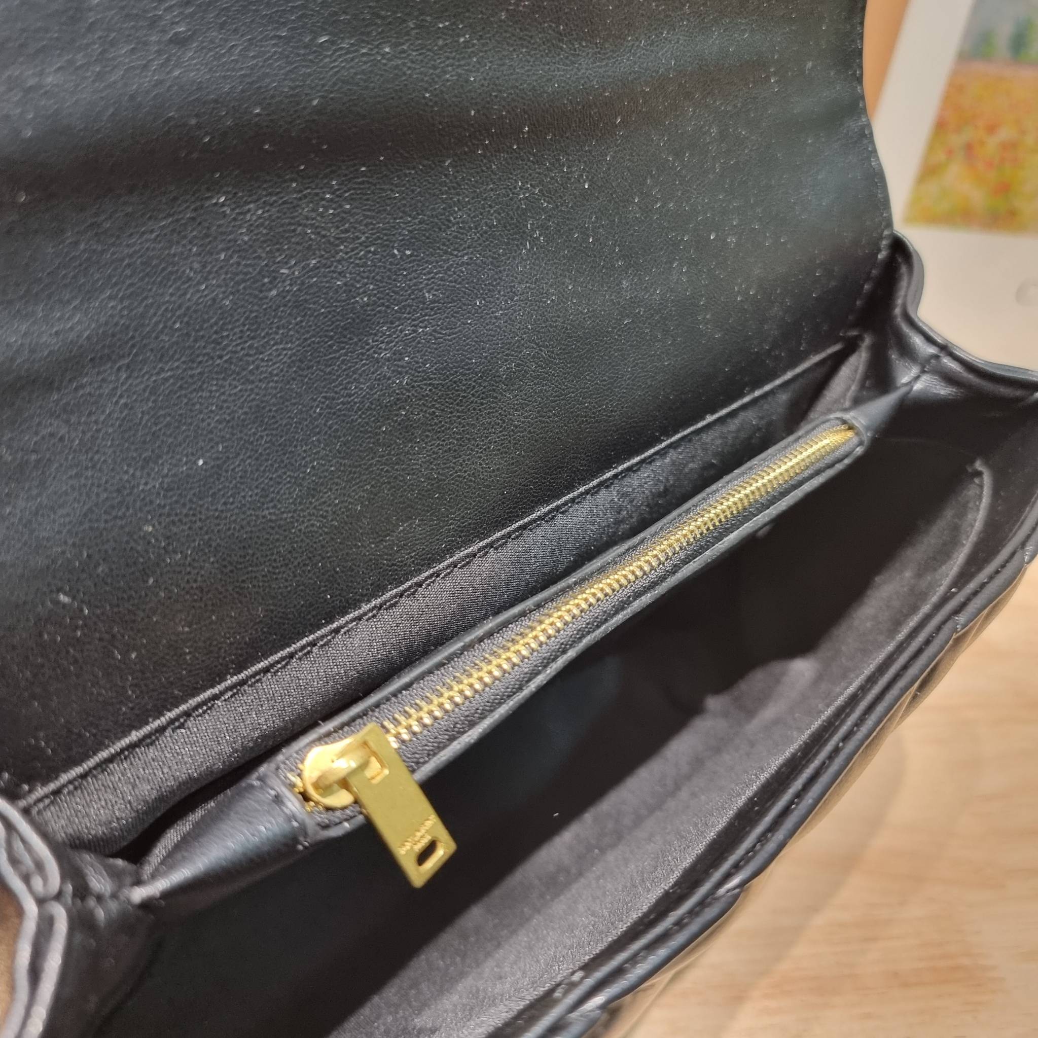 YSL College Medium Bag / Yves Saint laurent crossbody boutique กระเป๋าสะพายไหล่ ดีไซน์ทรงสวยหรู พิเศษ แถมฟรี พวงกุญแจห้อยเอกลักษณ์แบรนด์ ดูแพงไปหมดจริงๆไอเท็มนี้