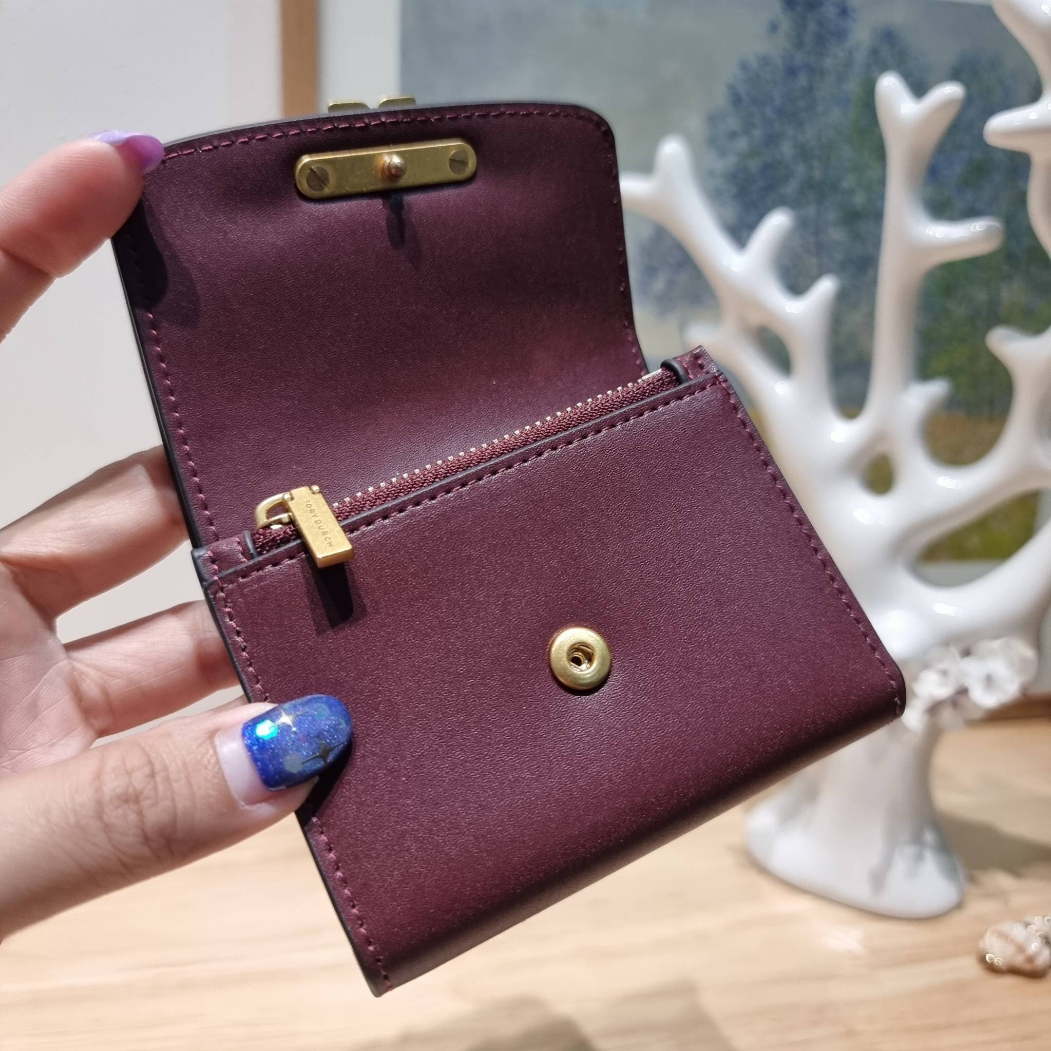 Tory wallet bag / TORY BURCH ELEANOR COMPACT WALLET กระเป๋าสตางค์ใบสั้นรุ่นขายดี แบบพับ ตัวมัมตัวแม่มากๆ ดูหรูหราทุกสี ดีไซน์คลาสสิค ขนาดกำลังพอเหมาะ โดดเด่นด้วยโลโก้สีทองดูแพง