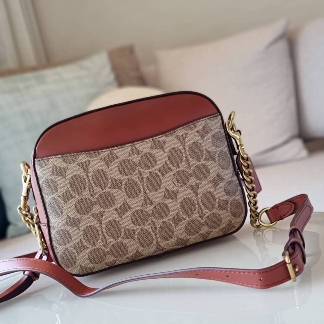 COACH 31208 CAMERA BAG IN SIGNATURE CANVAS รุ่นหายาก กระเป๋า crossbody ทรงกล่องสวยหรู ดีไซน์ลงตัว สีแทนรัสท์โดดเด่น วัสดุหนังแคนวาสเคลือบลาย ตัดด้วยอะไหล่ทองเหลือง สวยเข้ากันสุดๆ!! เปิด-ปิดกระเป๋าด้วยซิปพวงหนัง ภายในโล่งกว้าง ใส่ของสำคัญได้ครบ ใบนี้ใบเดีย