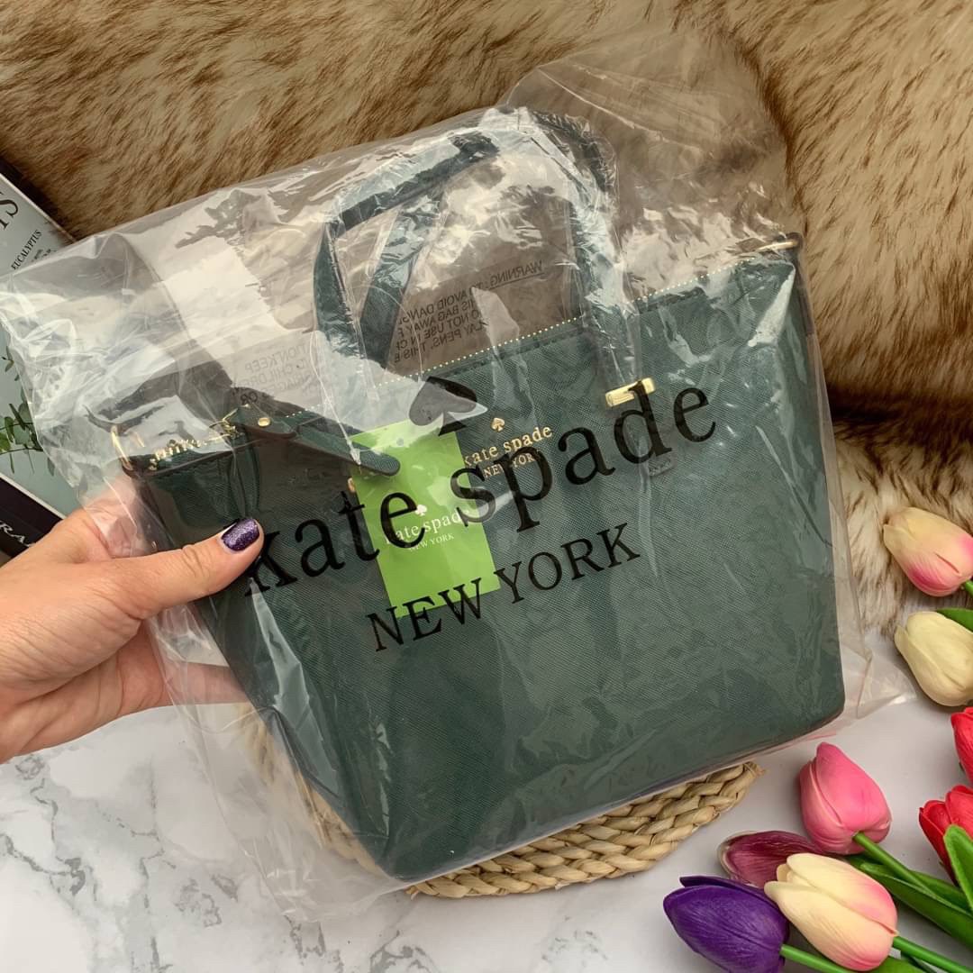 ของแท้ 💯% Kate Spade New York Cross Body Bag กระเป๋าถือหรือสะพาย หนัง Saffiano ภายในมีช่องซิปและช่องเล็ก มีหมุดรองฐานกันรอย 4 มุม อะไหล่ทองทั้งใบ ขนาดกำลังดี ใส่กระเป๋าสตางค์ยาวได้ค่ะ