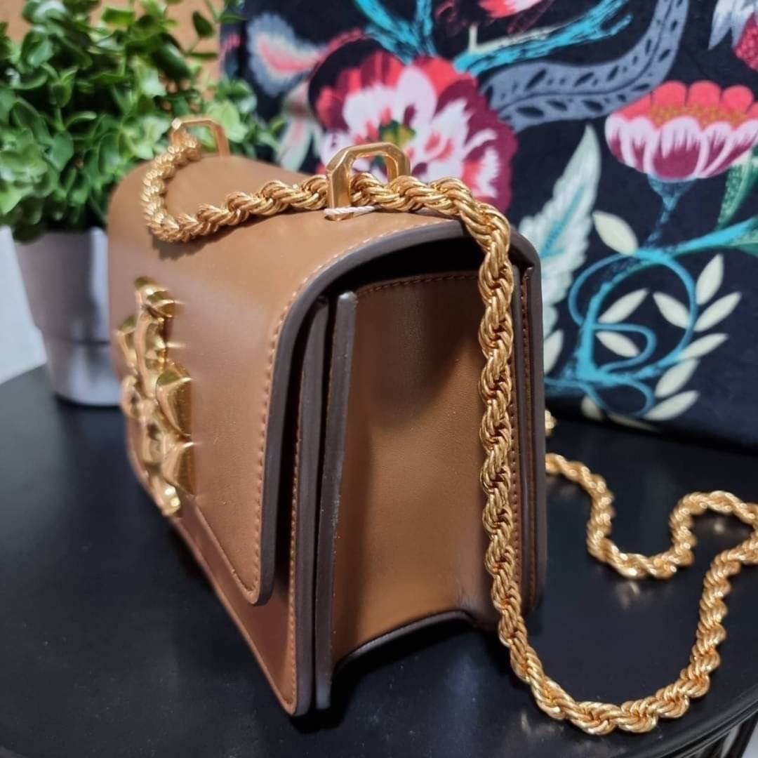 TORY BURCH ELEANOR SMALL CONVERTIBLE SHOULDER BAG ฮอตไอเท็ม รุ่นนี้ขายดีขายหมด สวยหรู คุณหนู ผู้ดี!! หายากมากแล้วน้า กระเป๋าสะพายข้าง ดีไซน์อยู่ทรง ขนาดกำลังสะดวกใช้สำหรับสาว วัสดุหนังแท้เต็มใบ สีทูโทน เปิด-ปิดด้วยแถบแม่เหล็ก ภายในแบ่งสัดส่วนได้เป็นอย่างด