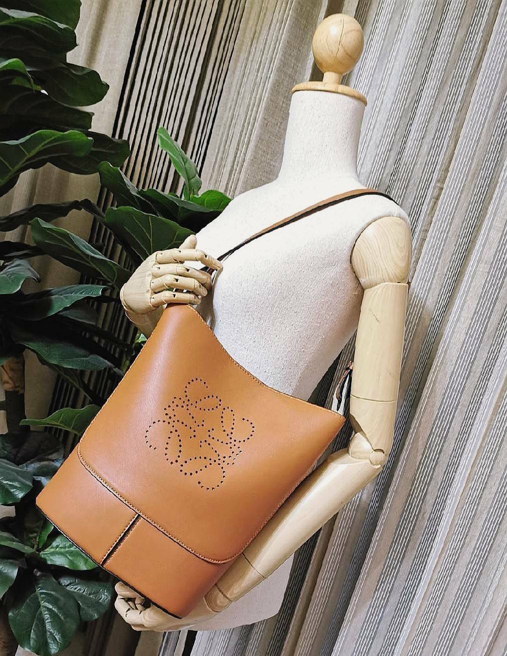 พร้อมส่งความสวย! Super Rare! ห้ามพลาด! LOEWE HOBO LEATHER SHOULDER BAG VIP GIFT WITH PURCHASE (GWP) กระเป๋าหนังแท้พรีเมี่ยมกิ๊ฟ Limited Edition จาก LOEWE PERFUME DUTYFREE รุ่น Rare items วัสดุหนังแท้ Lambskin หนังนิ่มสวยดีไซน์หรูด้านหน้าฉลุโลโก้ Loewe Ana