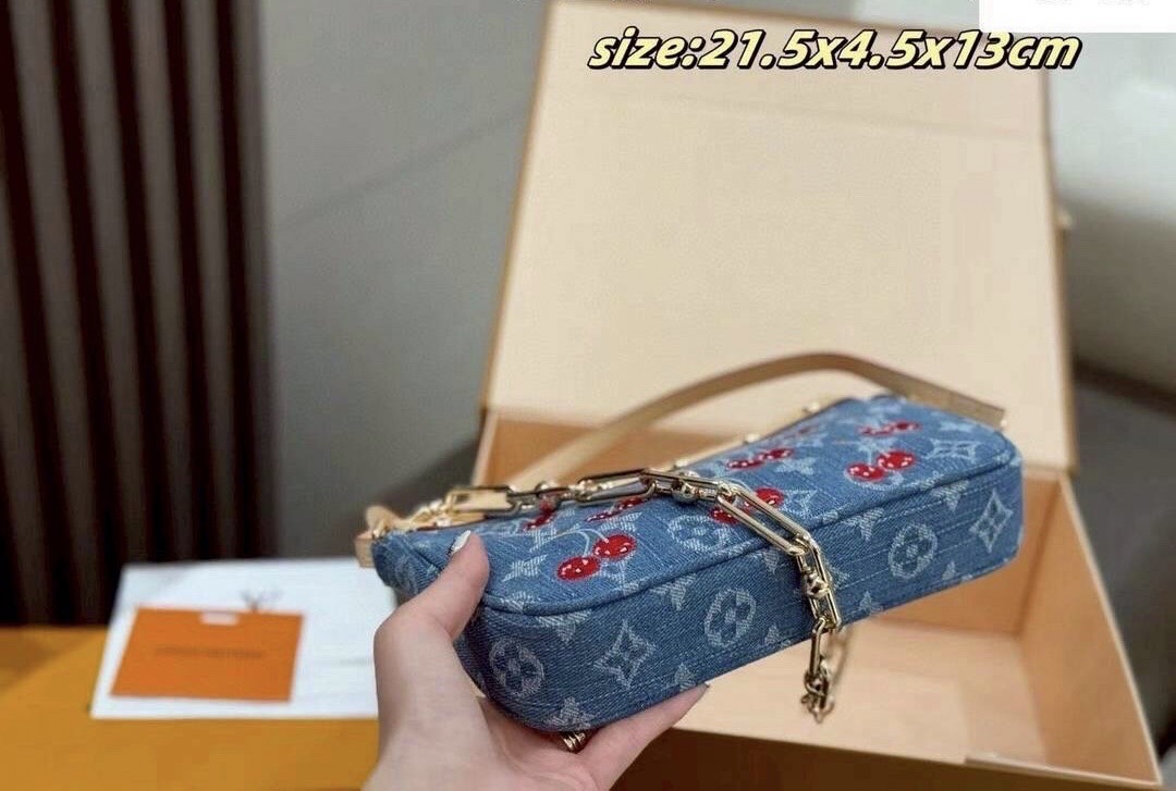 LV x TM Pochette Accessoires bag Monogram cherry denim 20cm กระเป๋าถือทรงพอชดีไซน์สวยอัพลุคไฮน์ ถือหรือคล้องไหล่ได้สวยและโดดเด่นมีชีวิตชีวา ด้วยเดนิมวินเทจปักลายเชอร์รี่สีสันสดใสสะดุดตาสะท้อนสไตล์ไอคอนิก