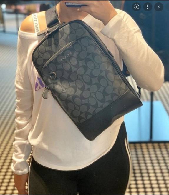 ใหม่ล่าสุด คุณผู้ชายห้ามพลาดเลยค่าา COACH GRAHAM PACK IN SIGNATURE ((89937)) พร้อมส่งที่ไทยค่ะ! กระเป๋าคาดอก สามารถคาดด้านหน้าหรือด้านหลังได้ตามแต่สะดวกค่ะ หนังแท้นิ่ม ทรงสวยมากๆค่ะสำหรับรุ่นนี้! มีช่องซิปตอนหน้าหนึ่งช่อง;ช่องหลักเปิดปิดแบบซิปคู่ ภายในโล่