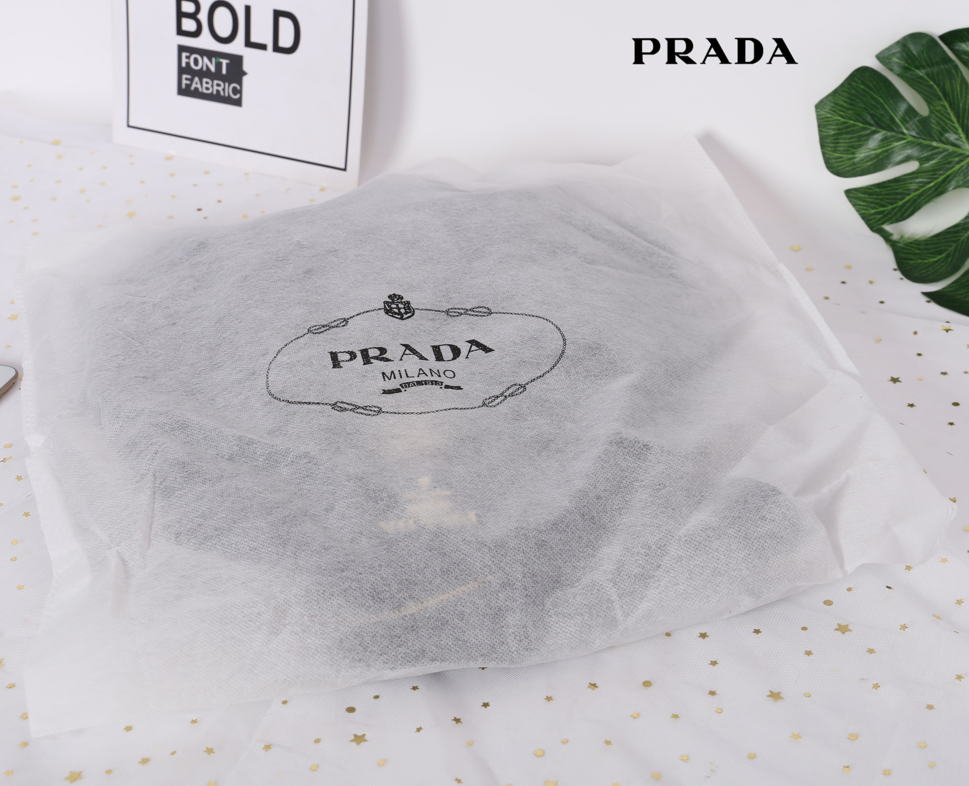 Prada Nylon Backpack สินค้า Premium gift วัสดุผ้า Nylon คุณภาพดี วัสดุอะไหล่ทองสวยหรู น่าใช้ ดีไซน์คลาสสิค ด้านหน้ามี 1 ช่อง มีตัวล๊อก ตัวช่องสามารถใส่ Ipad ได้ ด้านข้างมีช่องใส่ของจุกจิกได้ทั้งสองฝั่ง รุ่นนี้เปิดปิดแบบซิป ด้านในโล่งกว้าง จุของได้เยอะเลยค