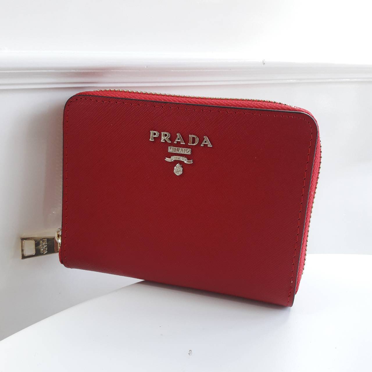 New Item! สำหรับสาวๆที่ชอบถือ **กระเป๋าสตางค์ใบเล็ก ขอแนะนำ Prada Short Saffiano wallet กระเป๋าสตางค์สั้น ขนาดกะทัดรัด เปิดปิดด้วยซิป อะไหล่ทอง ปั้มแบรนด์ ทั้งใบ **จุดเด่น มีช่องใส่รูปถ่าย ใส่บัตรได้หลายช่อง ด้านในมีช่องซิปแยกอีก1ช่องค้า อีกหนึ่งไอเท็มที่