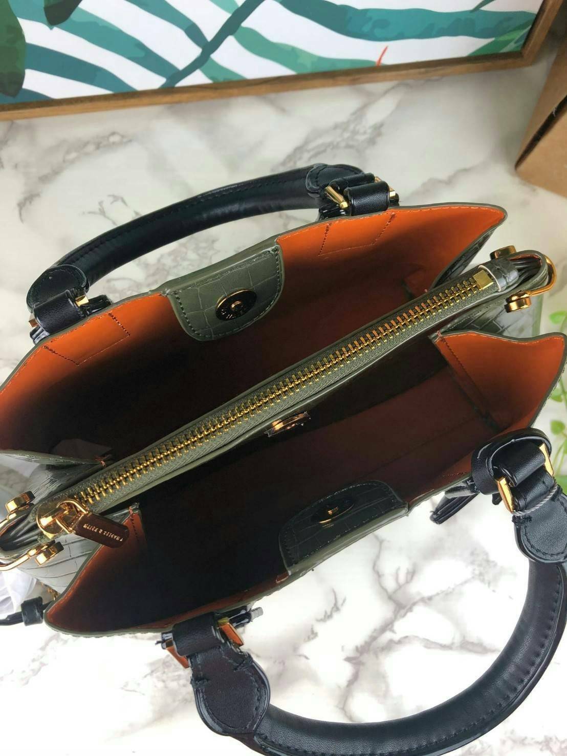 CHARLES & KEITH CROC-EFFECT STRUCTURE BAG กระเป๋าถือ/สะพายวางอยู่ทรง ตัวหนังกระเป๋าพิมพ์ลายจรเข้สวยมากๆ มีหมุดรองฐาน 4 มุม หูหิ้วพับลงได้ค่า เปิดปิดแบบกระดุมแม่เหล็ก แบ่งเป็น 3 ช่องใหญ่ เป็นช่องซิปตรงกลาง จุของได้ดี ใส่ ipad mini ได้นะค่า มีสายสะพายยาวแบบ