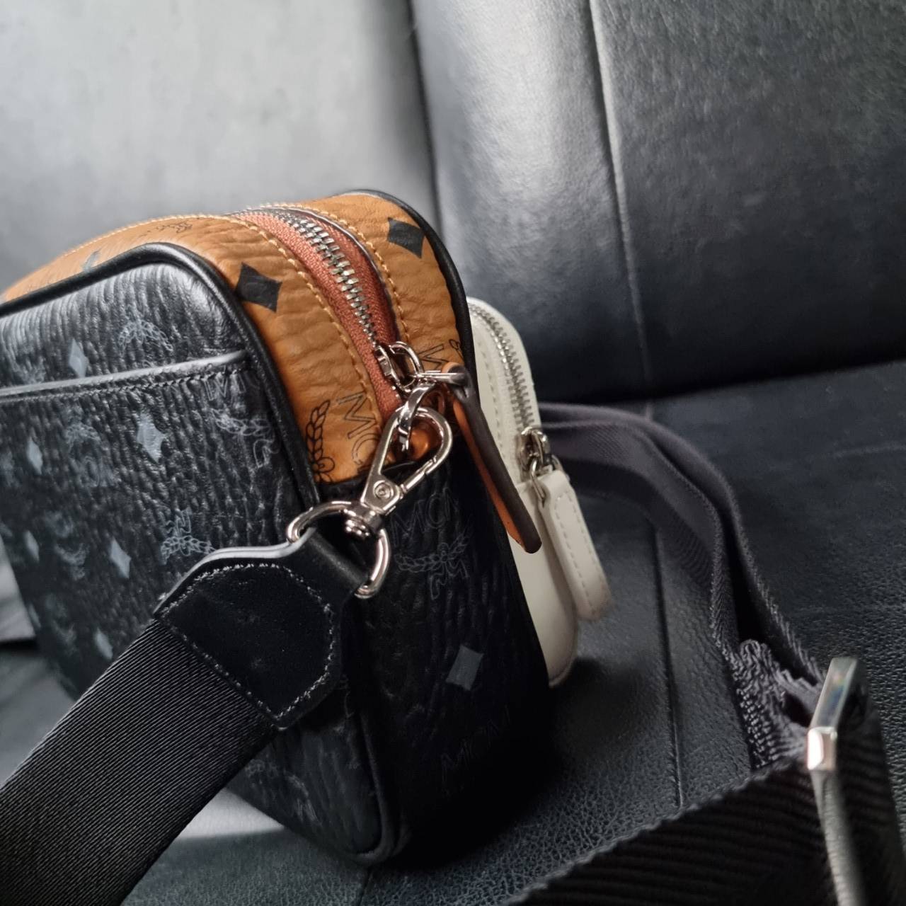 M.C.M KLASSIK CROSSBODY IN VISETOS MIX คลาสสิคสมชื่อ!! กระเป๋าสะพายข้างทรงครอสบอดี้ ดีไซน์มิกซ์แอนด์แมทช์สุดคูล ใหม่ล่าสุด เท่ได้ไม่ซ้ำใคร โลโก้โลหะรมดำดูมีเสน่ห์ วัสดุหนังแคนวาสคุณภาพดี มีช่องหลัก 2 ช่อง เปิด-ปิดด้วยซิป ด้านหลังมีช่องย่อยอีกหนึ่ง ภายในโล