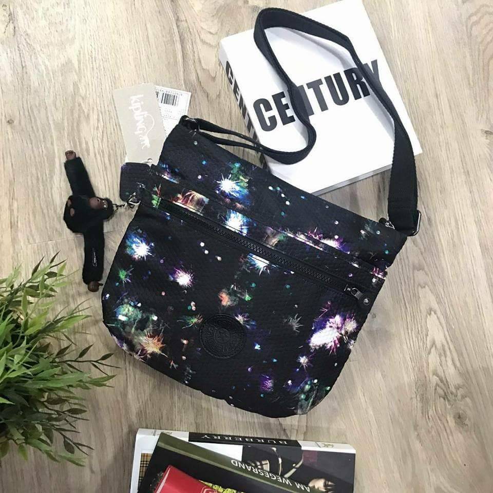 KIPLING ART O SHOULDER BAG กระเป๋าสะพาย วัสดุ Nylon+Polyester 100% เปิดปิดด้วยซิป หัวซิปเเบรนด์ ภายในมีช่องซิป ช่องใส่มือถือ และสายคล้องพวงกุญแจ ด้านหน้า มี 2 ช่องซิป ด้านหลังมี 1 ช่องซิป สายสะพายยาว เลื่อนปรับได้ จะสะพายไหล่หรือ Crossbody ก็ดูดี มีพวงกุญ