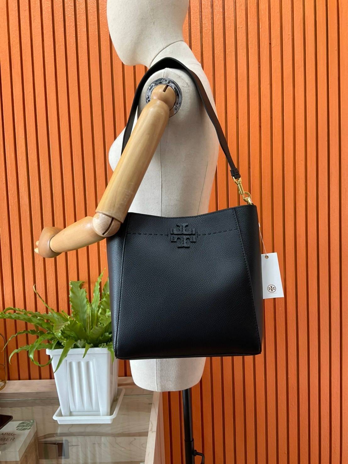 ของแท้ 💯% Tory Burch Mcgraw Hobo Bag TORY BURCH MCGRAW HOBO BAG รุ่น 51063 กระเป๋าสะพายไหล่ สะพายได้ 2 ทรง ทรงสวยไม่ตกเทรน ผลิตจากหนังแท้ หนังลูกวัว หนังนุ่ม หนังหอม น้ำหนักเบามากกก!! นิ่มสวยมากๆ