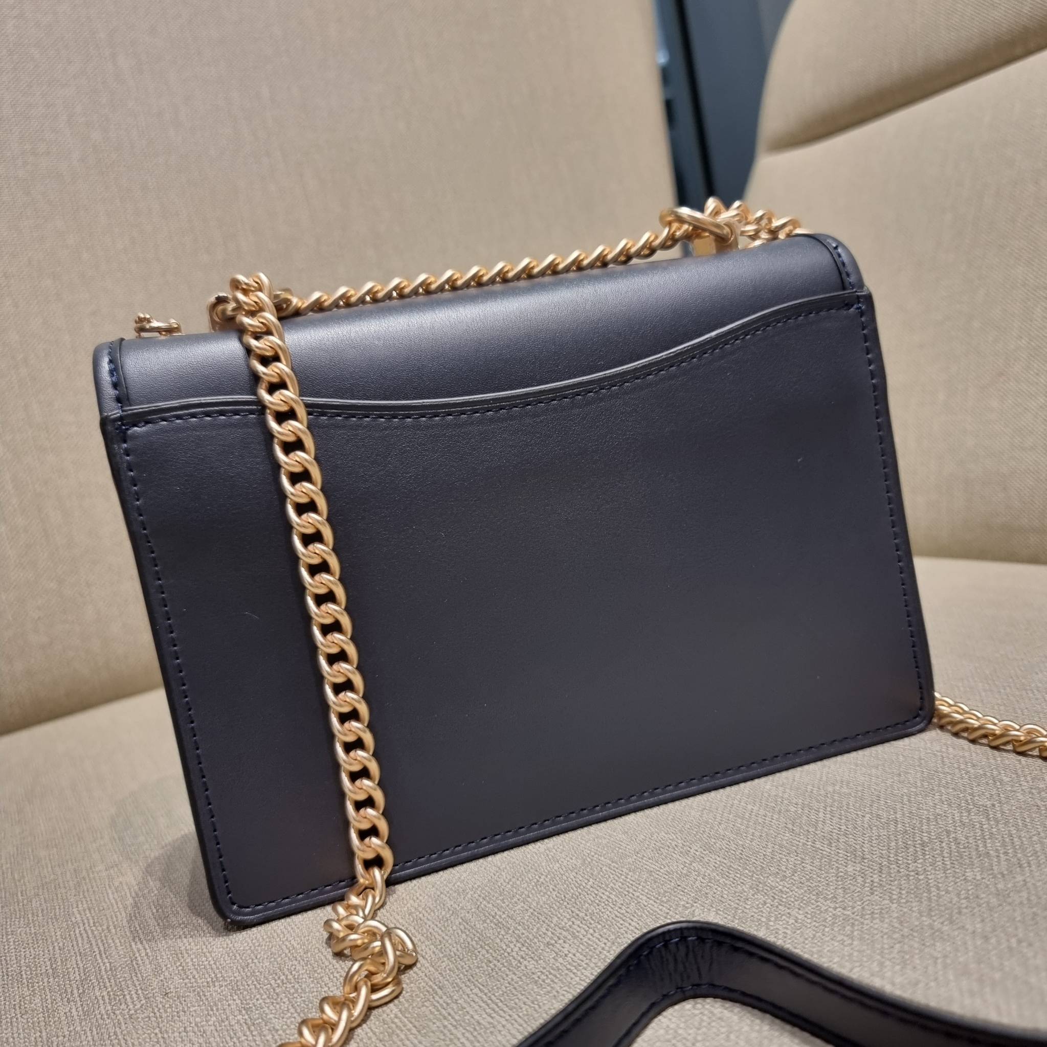 COACH C9230 KLARE CROSSBODY IN SIGNATURE CANVAS WITH FLORAL EMBROIDERY น้องใหม่คอลล่าสุด กับกระเป๋าสะพายข้าง โทนสีละมุนลูกคุณหนู ดีไซน์ปักดอกไม้เพิ่มลูกเล่น ให้ดูแพง วัสดุผนังแคนวาสสลับหนังแท้ สายสะพายโซ่สลับหนัง สะพายยังไงก็ขับผิว เปิด-ปิดด้วยกระดุมแม่เห