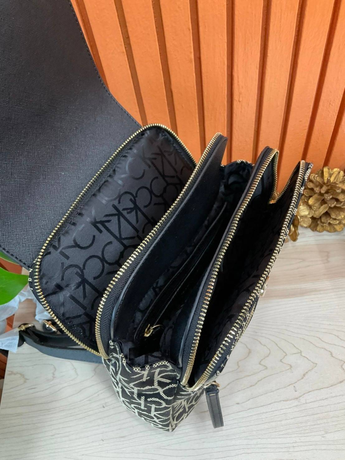 ของแท้ 💯% Elaine Calvin Klein Monogram Small Backpack 💕ของมันต้องมี สวยหรูดูแพงมาก สำหรับรุ่นนี้ และมีฟังชั่นช่องการใช้งานที่มากที่สุด!!! 💕 กระเป๋าสะพายเป้รุ่นใหม่ชนช้อป รุ่นยอดนิยม