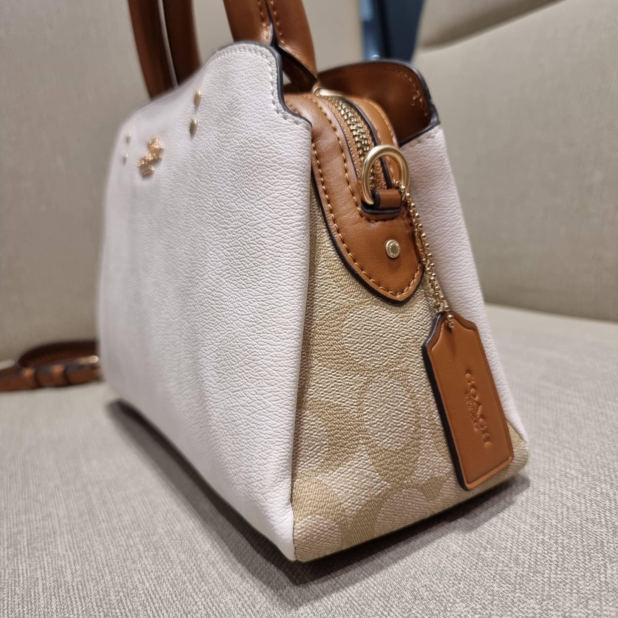 COACH C627 MINI LILLIE CARRYALL IN BLOCKED SIGNATURE CANVAS สีใหม่ล่าสุด กับรุ่นที่สุดของความขายดี คอลยอดฮิตโทนสีลูกคุณ!! กระเป๋าสะพายทรงสวย ที่ดีไซน์ออกมาให้ใช้งานง่าย สะดวก สวย หรู ดูดี!! วัสดุหนังแคนวาสเคลือบลาย มาพร้อมสายสะพายข้างและหูจับในตัว ถอดออกถ
