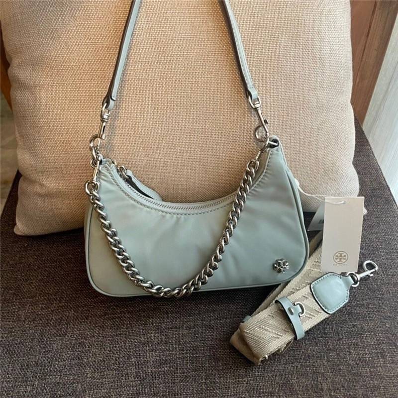 TORY BURCH handbag / TORY BURCH shoulder bag พร้อมส่งที่ไทย Tory Burch 151 Mercer Small Crescent Bag กระเป๋าถือหรือสะพายไหล่ วัสดุNylon อะไหล่เงิน น้ำหนักเบา พกพาสะดวก ใส่โทรศัพท์ iIphone+ ได้ ด้านในโล่งมีช่องเล็กใส่บัตร 2 ช่อง มาพร้อมสายสั้น สายหนัง+สายโ