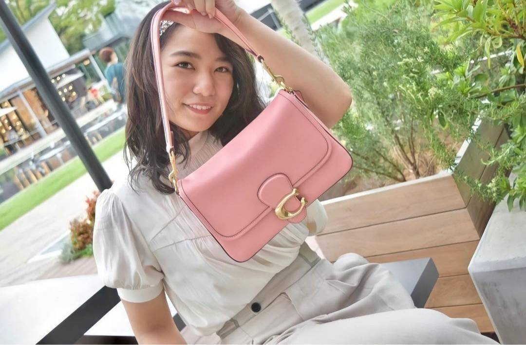 COACH SOFT TABBY SHOULDER BAG (C4823//C5261) กระเป๋าถือ กระเป๋าสะพาย ที่ใครๆก็เข้าถึงได้ หรูหรา คลาสสิค ลุคเรียบร้อย แต่ความสวยไม่น้อย! ดาเมจความลุคผู้ดีรุนแรงมาก!!เกินต้าน!!// วัสดุหนังแท้ทั้งใบ หนังเรียบ หนังนิ่มมากๆ อยู่ทรงสวยมากๆด้วย// ด้านในโล่งกว้าง