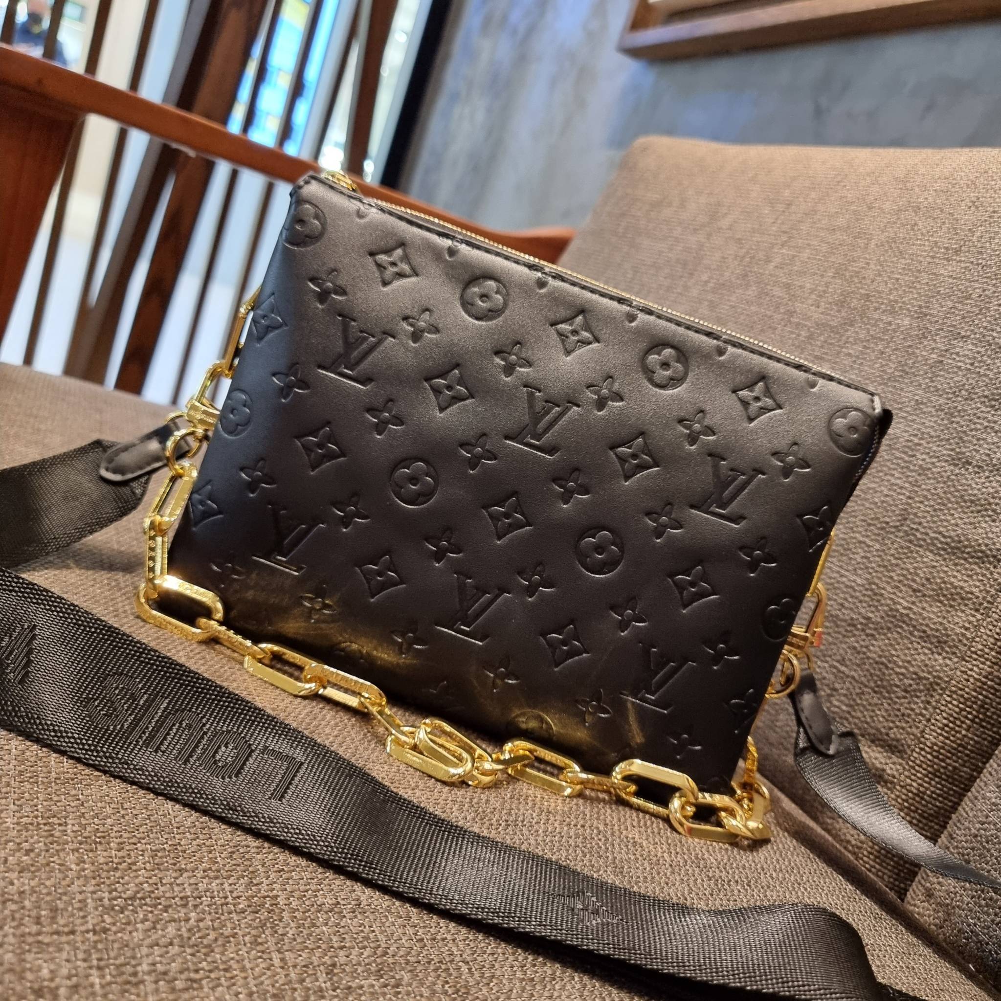 LV HANDLE POUCH MONOGRAM กระเป๋าสะพายกึ่งคลัชท์ สุดล้ำ ใหม่ล่าสุดมาแรงมาก ด้วยความสวยปังตั้งแต่แรกเห็น วัสดุหนังแกะปั๊มลายสวยคม มาพร้อมสาย 2 เส้น เลิศๆ มีสายโซ่ที่มีดีเทลละเอียดไม่ซ้ำ และสายสปอร์ตครอสบอดี้ ที่จะคล้องไว้ทั้งสองเส้นก็ดีงาม หรือสลับใช้ตามลุค