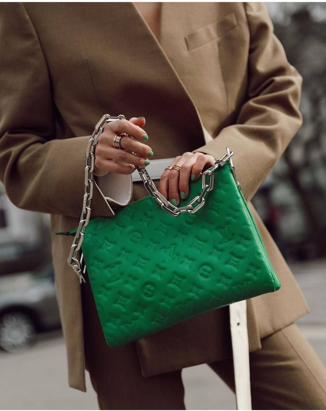 LV HANDLE POUCH MONOGRAM / LV Coussin กระเป๋าสะพายกึ่งคลัชท์ สุดล้ำ มาแรงมาก ด้วยความสวยปังตั้งแต่แรกเห็น วัสดุหนังแกะปั๊มลายสวยคม มาพร้อมสาย 2 เส้น เลิศๆ มีสายโซ่ที่มีดีเทลละเอียดไม่ซ้ำ และสายสปอร์ตครอสบอดี้ ที่จะคล้องไว้ทั้งสองเส้นก็ดีงาม หรือสลับใช้ตาม