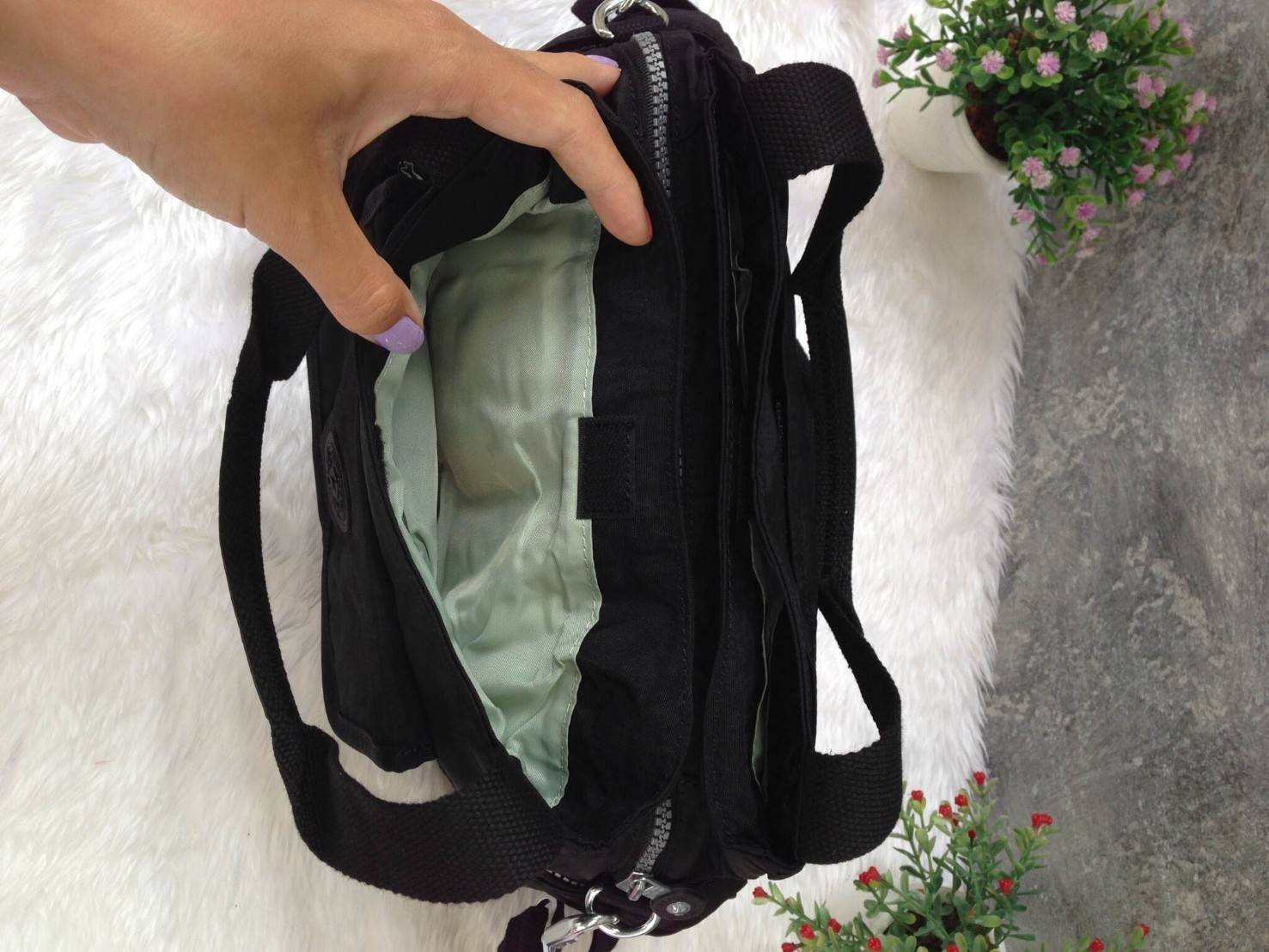 KIpling Felix Large Handbag Bag กระเป๋าถือหรือสะพายสไตล์ลำลองวัสดุ Nylon + Polyester 100% น้ำหนักเบามีหูหิ้วเเละสายสะพายยาวเลื่อนปรับระดับได้ถอดได้ เปิดปิดด้วยซิปสะดวกใช้ โลโก้เเบรนด์ มีช่องแบ่งถึง3ช่องเเยกเป็นสัดส่วน ด้านหน้าและด้านหลังมีช่องใส่ของเปิดปิ