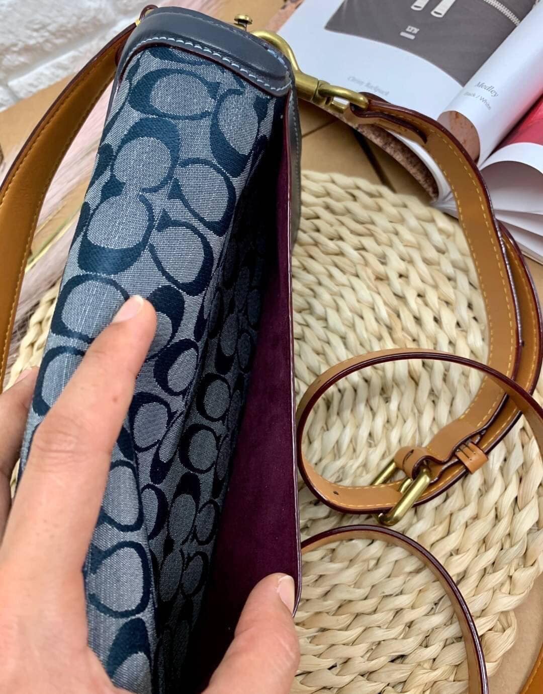 COACH Tabby Shoulder Bag 26 In Signature Chambray กระเป๋าหิ้วได้//คล้องไหล่ได้//สะพายข้างได้ วัสดุผ้าแคนวาสทอลายอย่างดี+หนังแท้ค่ะ เปิดปิดกระเป๋าแบบกระดุมแม่เหล็ก มีอะไหล่แบรนด์ตัวใหญ่ด้านหน้าหรูหราเลยทีเดียว ภายในกระเป๋ามีช่องหลักใส่ของ2ช่อง สามารถใส่กระ