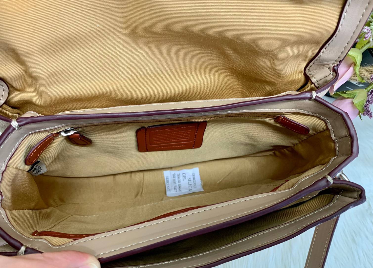 COACH CASSIE CROSSBODY BAG((68349//68348)) พร้อมส่งค่ะ! รุ่นฮิต กระเป๋าหิ้วได้//สะพายข้างหรือครอสบอดี้ร์ได้ หนังแท้นิ่มสวย เปิดปิดกระเป๋าแบบหมุนล็อค ภายในกระเป๋ามี3ช่องให้ใส่ของ แต่ล่ะช่องกว้าง สามารถใส่กระเป๋าเงินใบยาวได้;ของอื่นๆได้จุทีเดียวค่ะ ;มีช่องซ