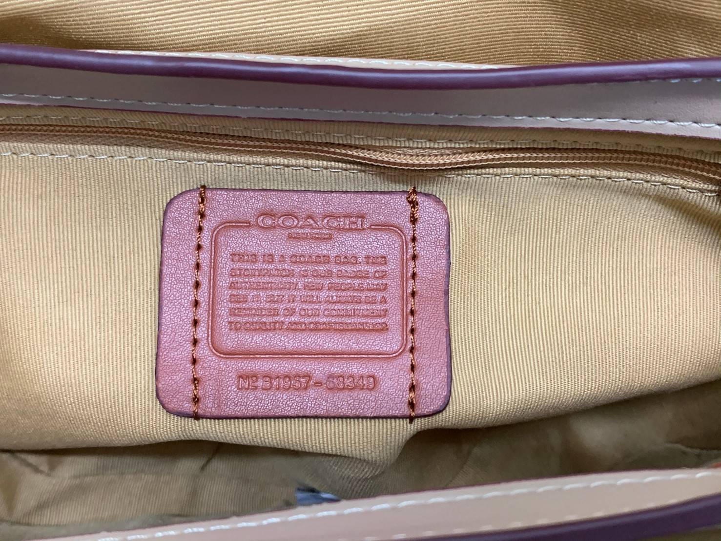 COACH CASSIE CROSSBODY BAG((68349//68348)) พร้อมส่งค่ะ! รุ่นฮิต กระเป๋าหิ้วได้//สะพายข้างหรือครอสบอดี้ร์ได้ หนังแท้นิ่มสวย เปิดปิดกระเป๋าแบบหมุนล็อค ภายในกระเป๋ามี3ช่องให้ใส่ของ แต่ล่ะช่องกว้าง สามารถใส่กระเป๋าเงินใบยาวได้;ของอื่นๆได้จุทีเดียวค่ะ ;มีช่องซ