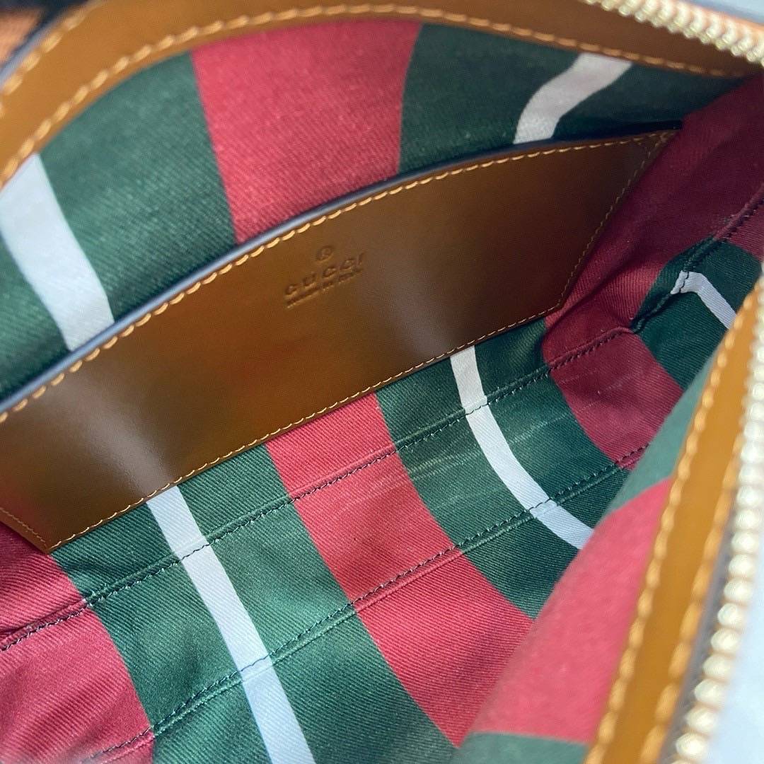 GUCCI GG Emblem small shoulder bag กระเป๋าสะพายคอลใหม่ ได้รับแรงบันดาลใจจากโลกแห่งการขี่ม้าดีไซน์คลาสสิคคงความเอกลักษณ์ สะพายไหล่ได้อย่างสง่างาม ขนาดน่าใช้มากๆ