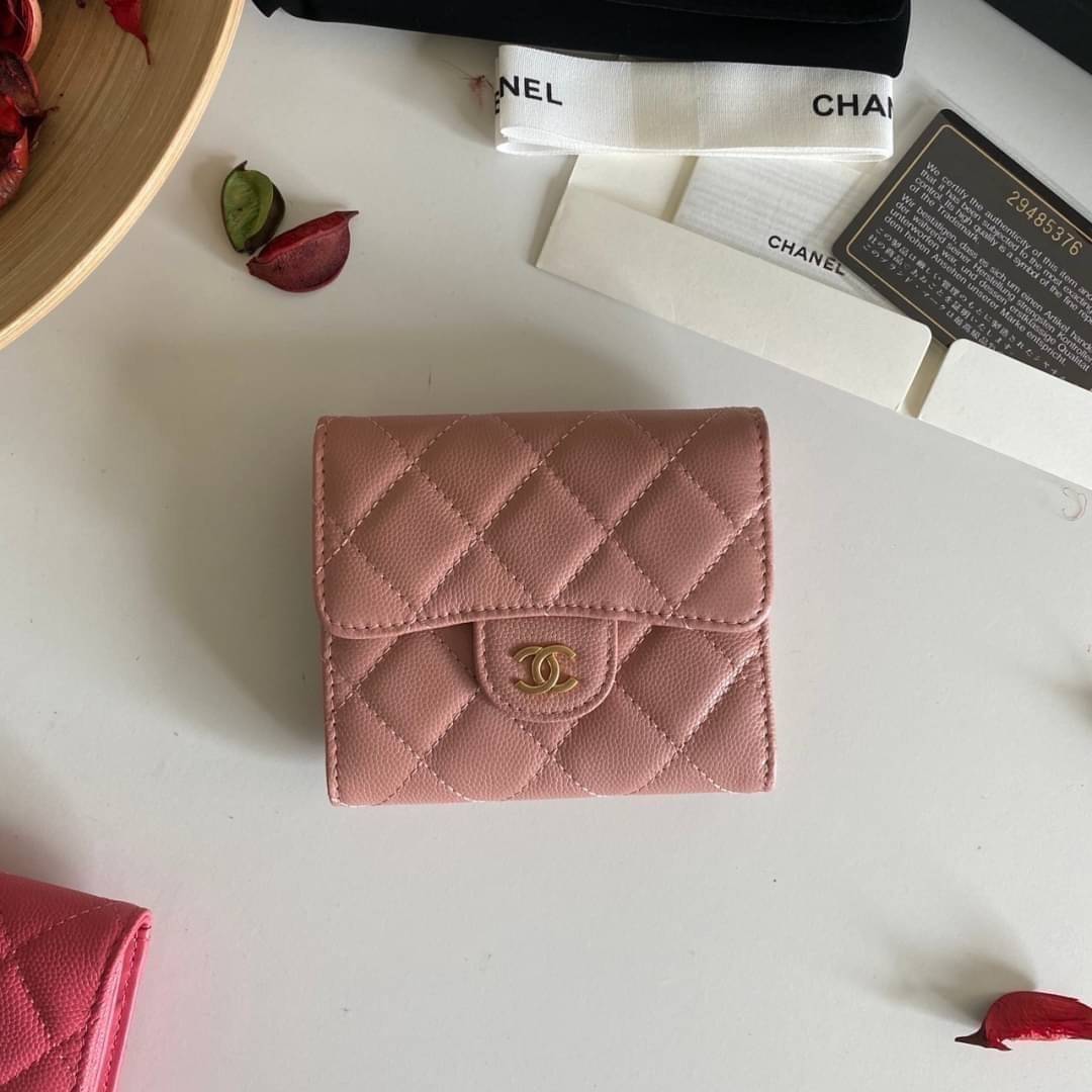 หนังแท้ Chanel Classic small wallet caviar 3 พับ พร้อมส่งที่ไทย รุ่นยอดนิยมไอเท็มฮิตวัสดุหนังแท้คาเวียร์สวยคลาสสิคเปิดปิดด้วยฝาปิดกระดุมด้านหน้ามีโลโก้แบรนด์อะไหล่ทองสวยหรูดูดี ตัวจริงสวยน่าใช้ Chanel mini นาทีนี้กำลัง in สุดๆ ภาพสินค้าถ่ายจากงานขายจริง ใ