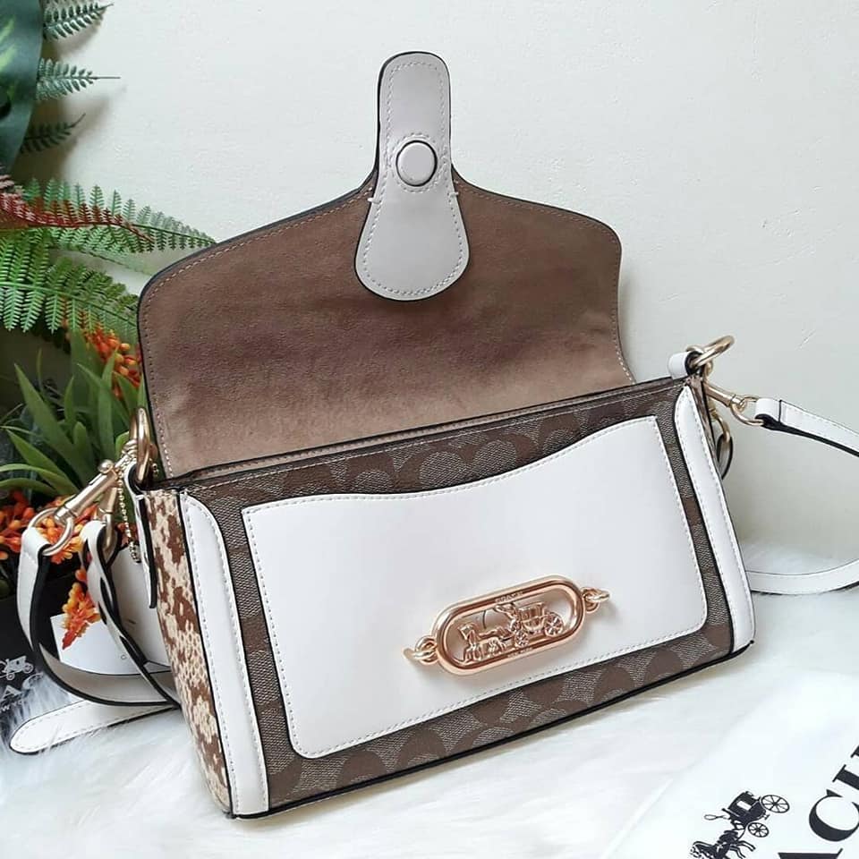 COACH SMALL JADE SHOULDER BAG IN BLOCKED SIGNATURE CANVAS (COACH 2723)🌹 สวยหรู ดูแพงมากๆ กับรุ่นนี้ วัสดุหนังแท้ ผสมแคนวาสอย่างดี หนังนิ่มมากๆ ด้านข้างเป็นหนังลายงูสังเคราะห์ ทรงสวยมากๆ มีสายให้ 2 เส้น สายสั้น และสายยาว ถอดได้ทั้ง 2 สาย จะถือเป็นค