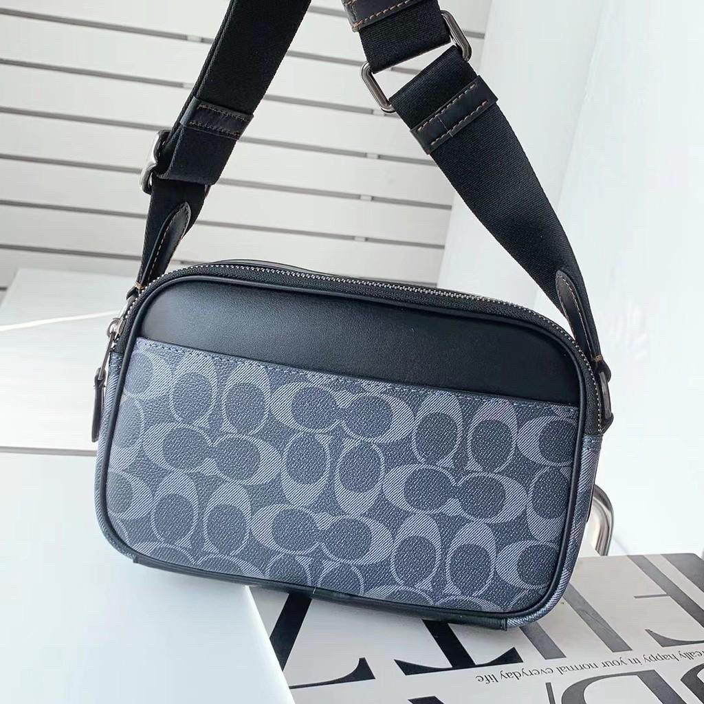 COACH Graham Crossbody In Blocked Signature C9965 กระเป๋าสะพายข้างผู้ชาย กระเป๋าผ้าเคลือบซิกเนเจอร์และหนังอย่างดี ภายในกระเป๋าเอนกประสงค์ ปิดซิปคู่ ซับในผ้า กระเป๋าสลิปด้านนอก สายปรับได้ยาว 25 นิ้ว สำหรับสะพายไหล่หรือสะพายข้าง
