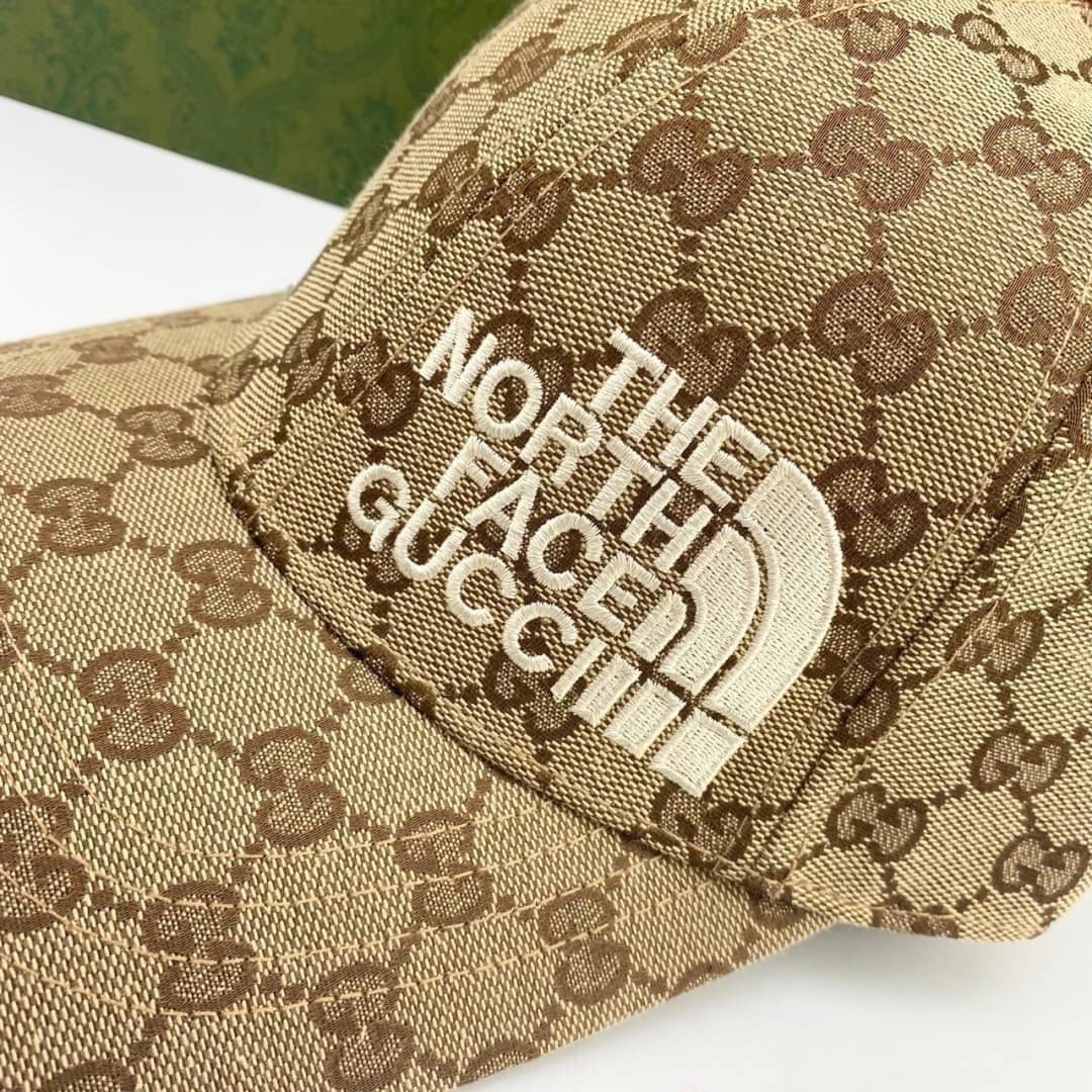 The North Face x Gucci baseball hat พร้อมส่งที่ไทย หมวกเบสบอลผ้าใบ Original GG วัสดุผ้าแคนวาส ปักละเอียดคมชัด เกรดออริจินอล สวย คุ้มค่า ด้านหลังหนังแท้ ปรับระดับได้ รุ่นนี้เป็นการร่วมมือกันระหว่างสองแบรนด์ที่มีประวัติและค่านิยมที่คล้ายคลึงกัน เพื่อเฉลิมฉล