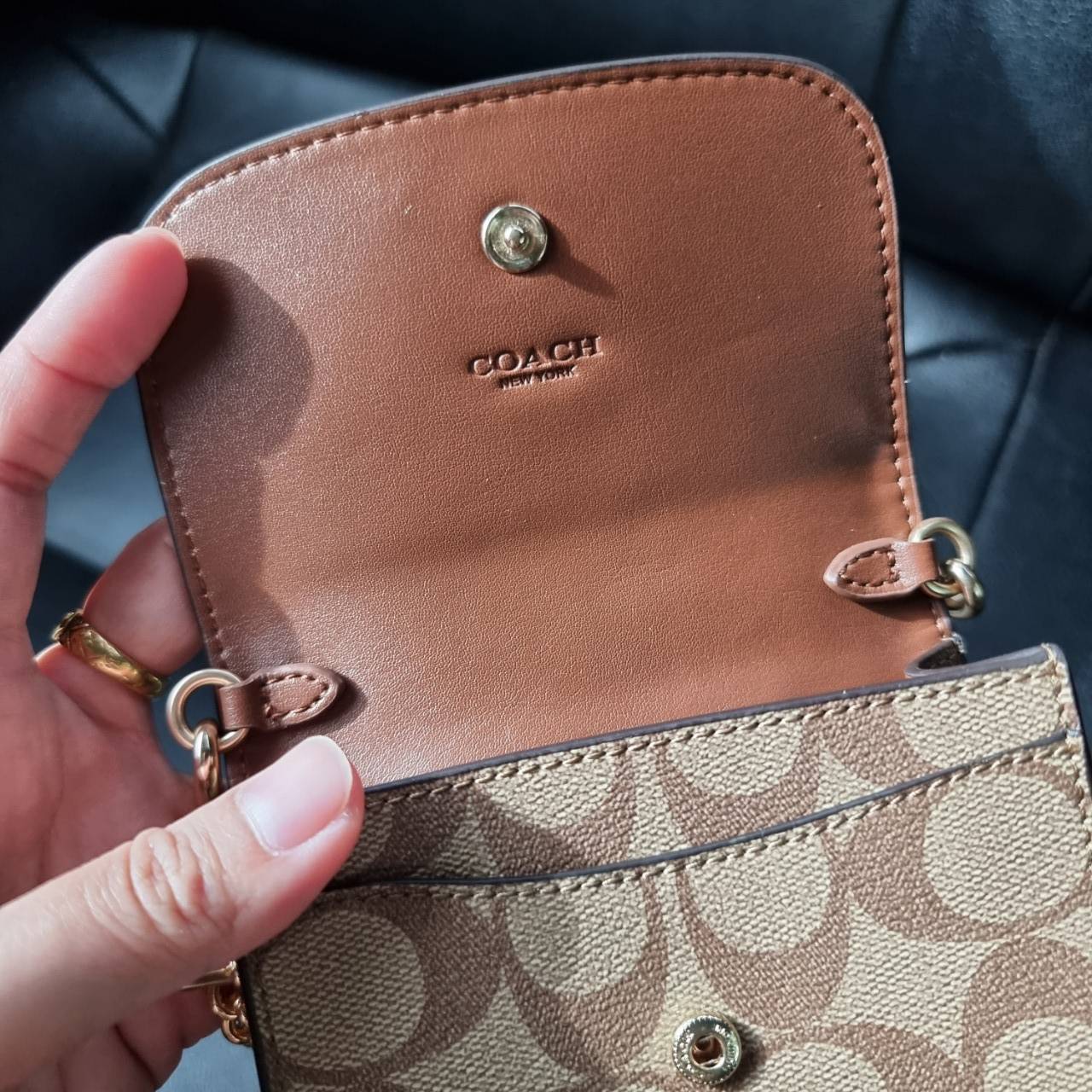 COACH 3051 RACHEL PHONE CROSSBODY IN SIGNATURE CANVAS HOT ITEM!! กระเป๋าสะพาย case phone ต้องมา ให้คุณพกพา gadget ล้ำไปได้ทุกที่ ใส่โทรศัพท์มือถือได้ทุกรุ่น ดีไซน์ใหญ่กว่าเดิม และยังมีช่องเก็บบัตรให้เพิ่มไปอีก ดีไซน์ลายซีคลาสสิค วัสดุหนังแคนวาส เปิด-ปิดด้