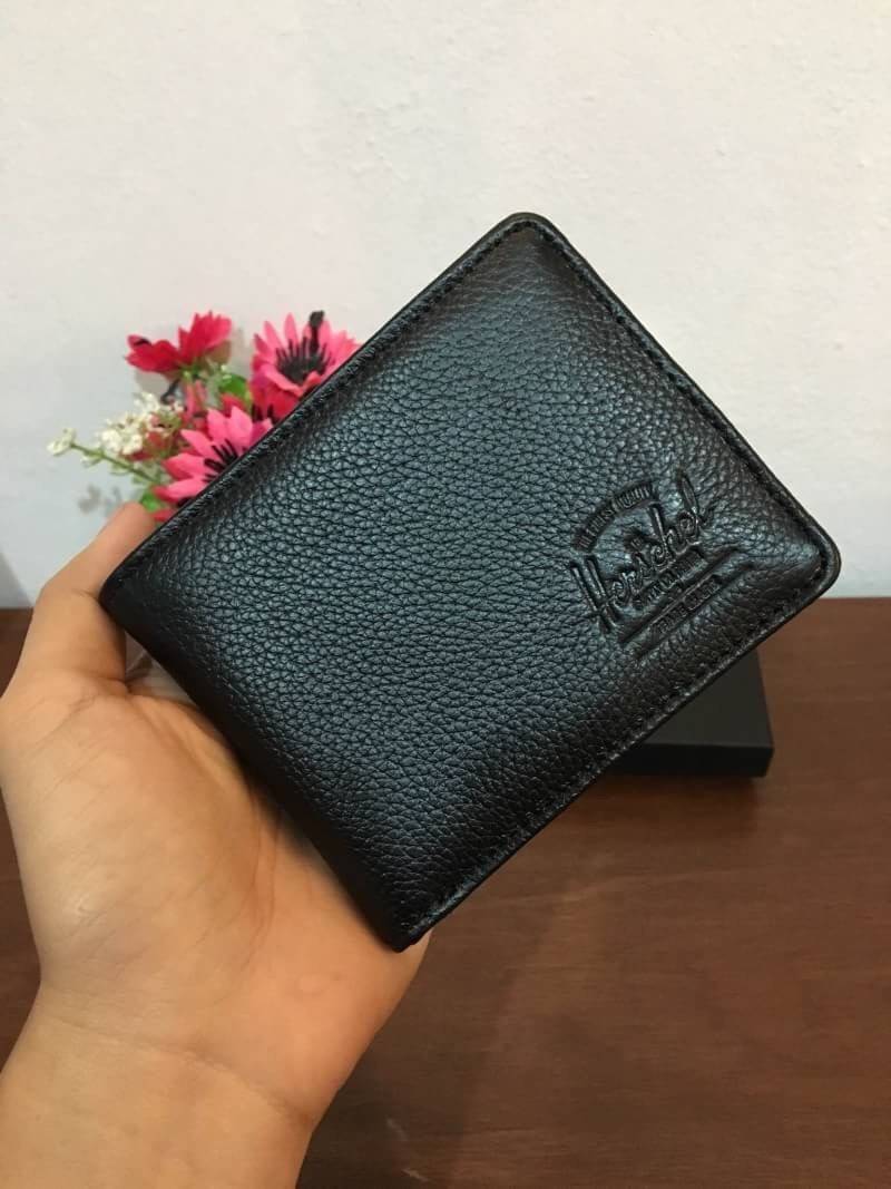 Herschel Wallet กระเป๋าสตางค์จากแบรนด์ Herschel แบรนด์ที่ดังสุดๆจากแคนาดามาแล้วค่ะ ต้องขอบอกเลยว่าพิเศษสุดๆไม่ได้มาบ่อยนะคะ กระเป๋าสตางค์วัสดุหนังทนทานสุดๆ เหมาะสำหรับทุกวัยเลยค่ะ ตัวกระเป๋าด้านหน้าปั๊มชื่อแบรนด์ ด้านในมีช่องใส่บัตร 4 ช่อง และช่องใส่ธนบัต