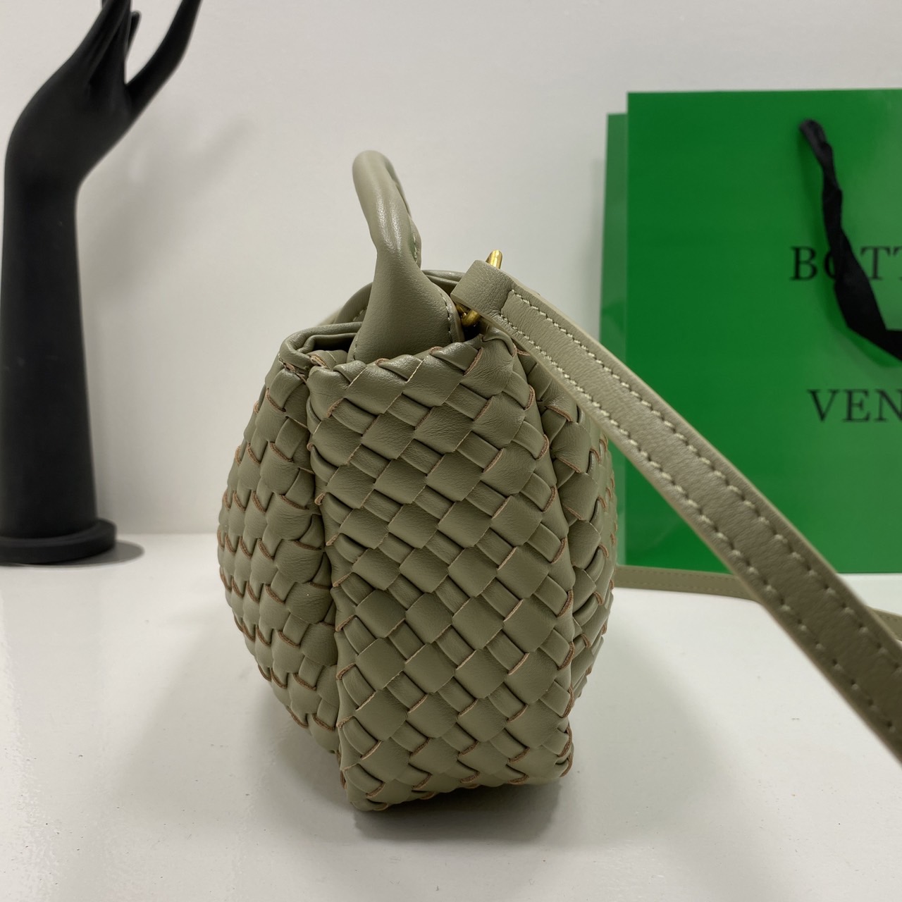 BOTTEGA intrecciato leather Snap Handle Handbag กระเป๋าถือ/สะพาย ดีไซส์สานเป็นเอกลักษณ์ หูจับในตัว หนังสวยงาม เกรดออริ สลับแท้ 1:1 ใช้งานต่างประเทศได้