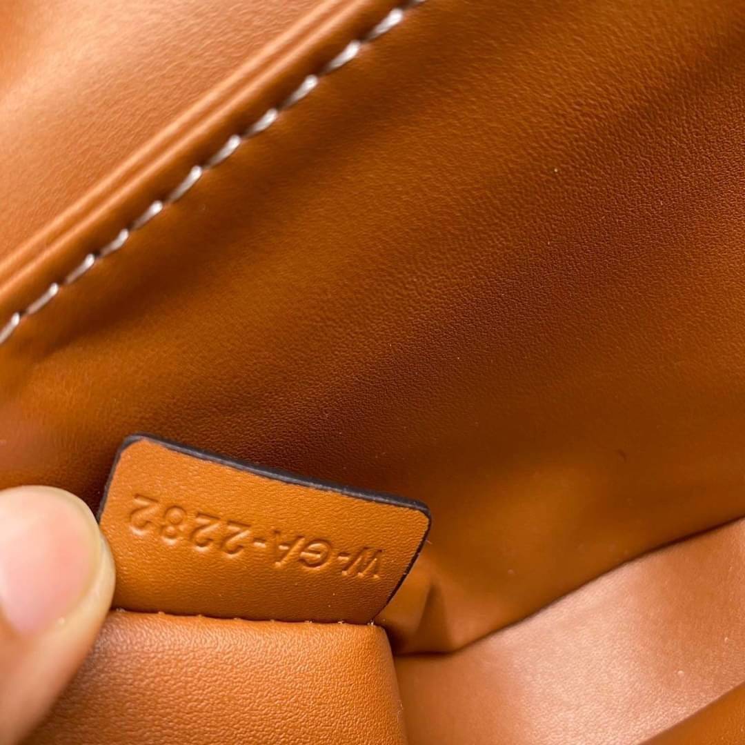 CELINE Mini besace triomphe in shiny top handle กระเป๋าสะพายคาดลำตัวพร้อมหูจับถนัดมือ ได้รับความนิยมอย่างมาก ด้วยรูปร่างทรงโค้งมนมีความคลาสสิกตามแบบฉบับแบรนด์