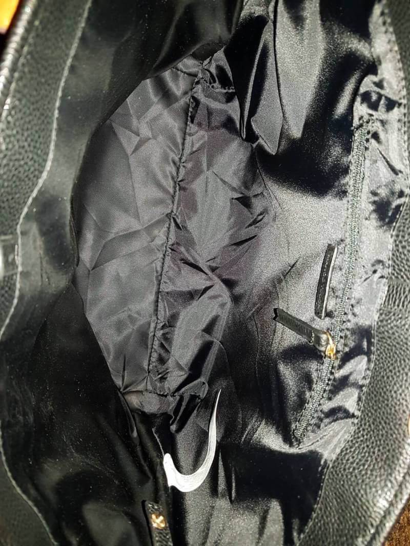 MANGO LARGE SHOPPING BAG กระเป๋าสะพายใบใหญ่น้ำหนักเบาวัสดุหนังแกะสังเคราะห์ขึ้นลายสวยน่าใช้โดดเด่นที่สามารถปรับใช้ได้2ทรงไม่จำเจอเปิด-ปิดด้วยแถบคาดกระดุม ภายในกว้างและจุสุดๆ สามารถใส่เอกสาร A4 หนังสือ ipad เสื้อผ้า รองเท้าได้ ภายในมีช่องซิปและโลโก้หนัง หู