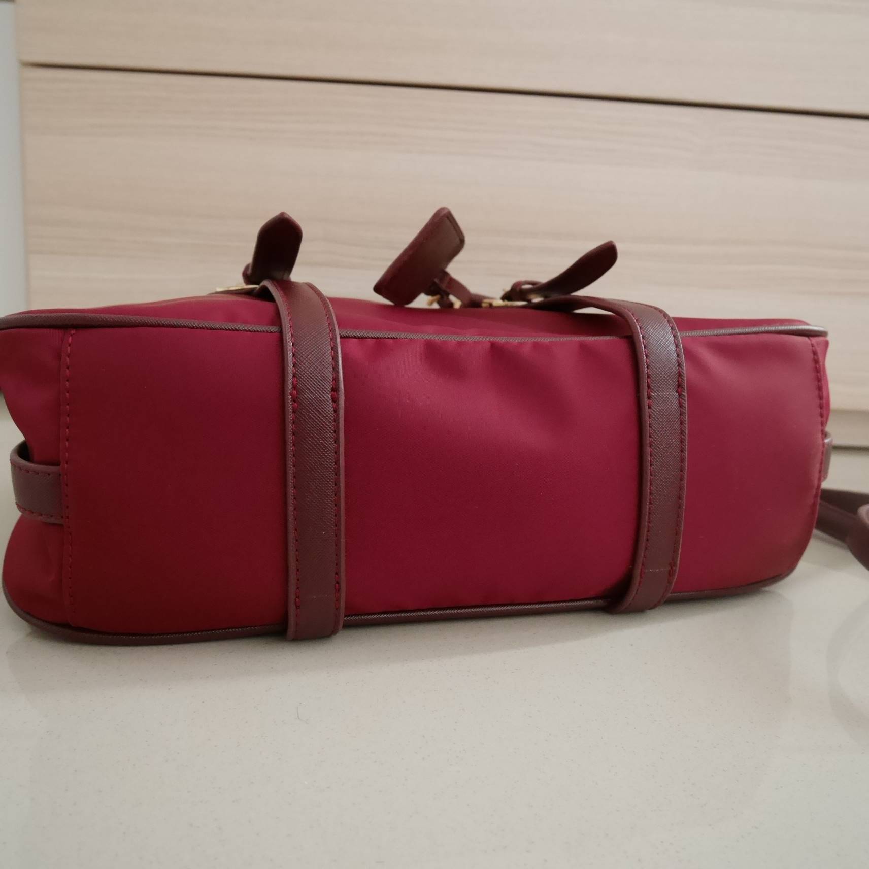 Restock!! รุ่นขายดีเว่อวัง **ถือแล้วหรูมาก กระเป๋าสะพายทรง Handbag จากงานพรีเมี่ยมกิ้ฟ แบรนด์ PRADA ของแท้100% เป็นกระเป๋าผ้า Nylon สลับหนัง PU จุของได้เยอะ สะพายไหล่ได้ เปิดปิดด้วยซิป ถือก็สวยๆ มีสายยาวค่ะ ใช้แล้วสวยมากๆคุ้มเกินราคารับประกัน รีบช้อปก่อนห