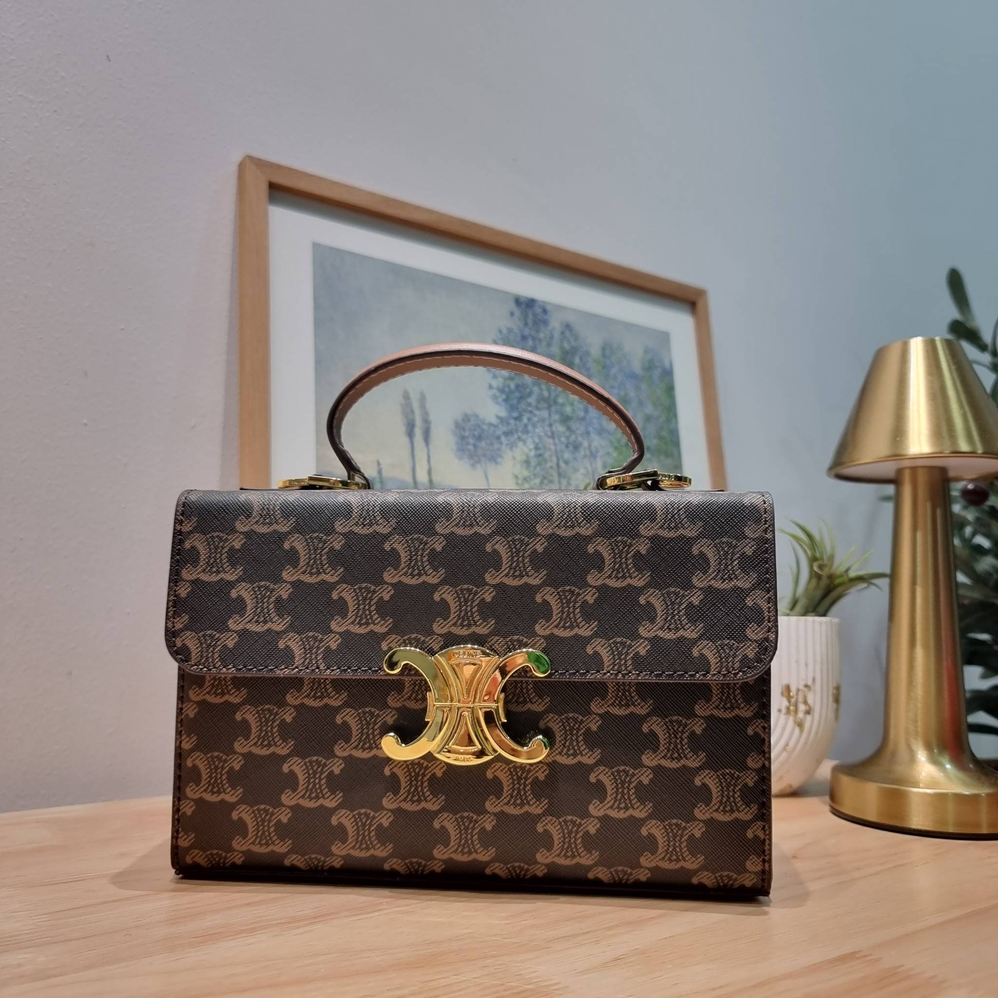 CELINE BOX TRIOMPHE IN TRIOMPHE CANVAS กระเป๋าสะพายสวยอยู่ทรง ดีไซน์เอกลักษณ์ ใช้งานง่ายด้วยอะไหล่กดล็อค วัสดุหนังแคนวาสทนทาน