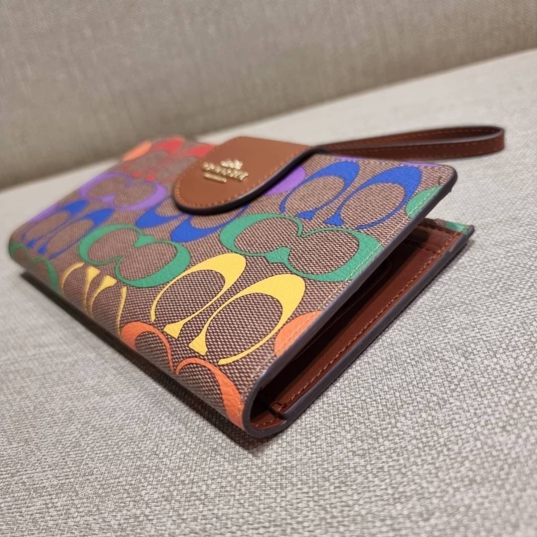 COACH C9944 TECH WALLET IN RAINBOW SIGNATURE CANVAS ดีไซน์ใหม่ คอลเลคชั่นสวยหรู กระเป๋าสตางค์พร้อมสายคล้องมือ ง่ายต่อชีวิตมากจ้า!! มันดี มันพร้อม มันสวยจริงจัง!! ใส่ได้ทั้งบัตร และโทรศัพท์ก็ใส่ได้ทุกรุ่น แถมยังมีช่องซิปแยกไปอีก ช่องเยอะไม่ต้องห่วงจริงๆ วั