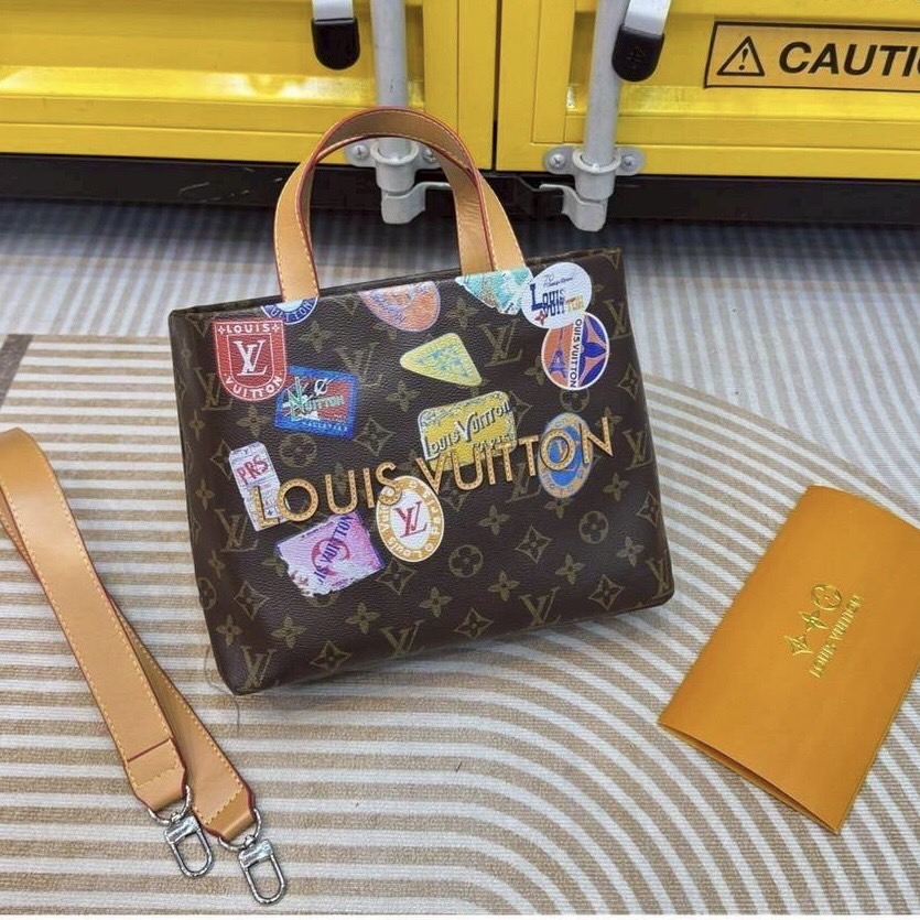 LV Flight Mode Onthego Voyage Bag / LV Tote Bag signature travel sticker print กระเป๋าทรงโท้ทใบใหญ่ รุ่นลิมิเต็ด โดดเด่นด้วยแท็กสติกเกอร์พิมพ์ลายท่องเที่ยว ให้ความวินเทจแต่ยังคงความหรูหราในตัว สวยหรูลงตัว ภายในโล่งกว้าง จุของได้อย่างจุใจ