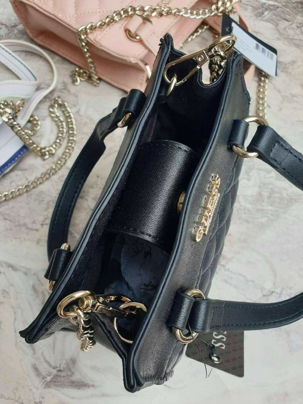 GUESS TAYLOR MINI SATCHEL CROSSBODY BAG กระเป๋าสะพายใบเล็ก สไตล์ สวยหรู คุณหนู ไฮโซ น่ารักมากๆ วัสดุหนังpu เย็บลายตาราง หนังนิ่ม จับนุ่มมือ และ ลายทาง หนัง saffiano ตั้งอยู่ทรง แบบน่ารักไม่ซ้ำใคร ด้านหน้าประดับโลโก้แบรนด์ อะไหล่ทอง มาพร้อมสายโซ่ ถอดออกได้