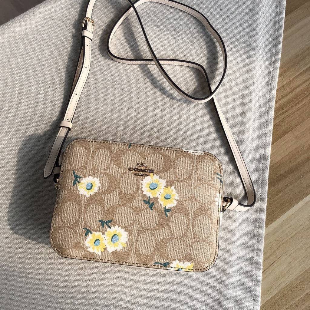 COACH C3354 MINI CAMERA BAG IN SIGNATURE CANVAS WITH DAISY PRINT คอลเลคชั่นใหม่ เอาใจสายหวาน!! กระเป๋าสะพายข้างไซส์มินิ ทรงสวยกำลังดี ดีไซน์ตกแต่งลายดอกเดซี่ คิ้วท์แบบไม่มีใครเกินแน่นอน วัสดุหนังแคนวาสเคลือบลาย เปิด-ปิดด้วยซิป สายสะพายปรับได้ตามตัว ภายในม
