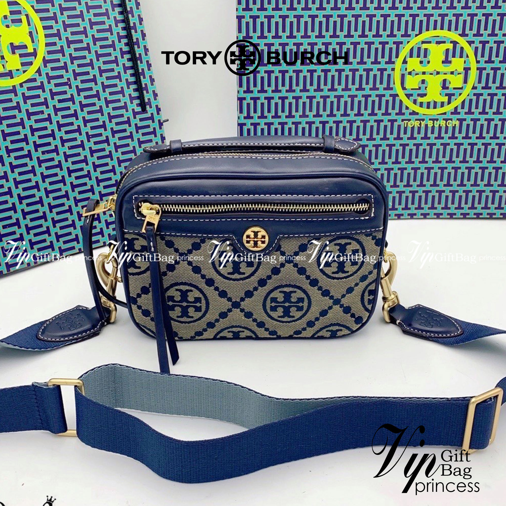 TORY BURCH T MONOGRAM JACQUARD CAMERA BAG กระเป๋าสะพาย Crossbody วัสดุหนังวัวแท้ การออกแบบเรียบง่าย ยังคงความหรูหราเอาไว้ โดดเด่นด้วยลวดลาย T Monogram มาพร้อมสายสะพายยาวแบบสปอร์ต ถอดออกได้ สายปรับระดับได้ ตอบสนองการใช้งานได้ดี มีหูหิ้วด้านบนสามารถใช้งานได
