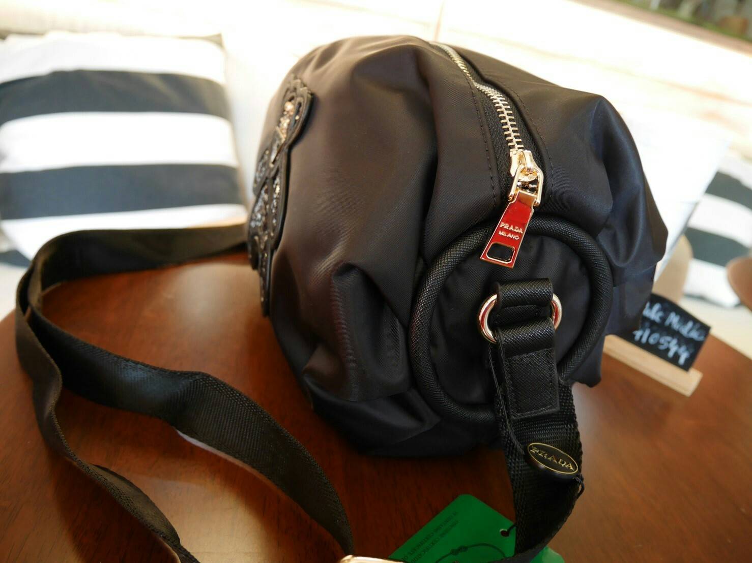 มาแล้วค้า! PRADA NYLON CROSSBODY BAG กระเป๋าสะพายพรีเมี่ยมกิ้ฟจากเคาน์เตอร์ต่างประเทศ Limited edition วัสดุ Nylon เนื้อหนาคุณภาพดีตามแบบฉบับแบรนด์ ขนาดใหญ่ จุได้เยอะ น้ำหนักเบา ด้านหน้าเป็นลายหมีปั๊กกลิ้ตเตอร์โลโก้แบรนด์อะไหล่ทองหรู ภายในซับ Polyester 100