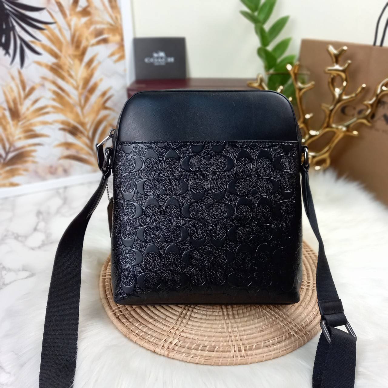 COACH HOUSTON FLIGHT BAG IN SIGNATURE LEATHER (COACH F73338) กระเป๋าสะพาย ลวดลาย C นูน SIGNATURE ที่ดูโดดเด่นมาก// วัสดุหนังแท้ทั้งใบ อยู่ทรงสวย// ด้านในโล่งกว้าง จุของได้เยอะ ด้านหน้ามีอีกช่องซิบไว้เก็บของสำคัญได้อย่างเป็นสัดส่วน ลงตัว เปิด-ปิด ด้วยซิบ/ 