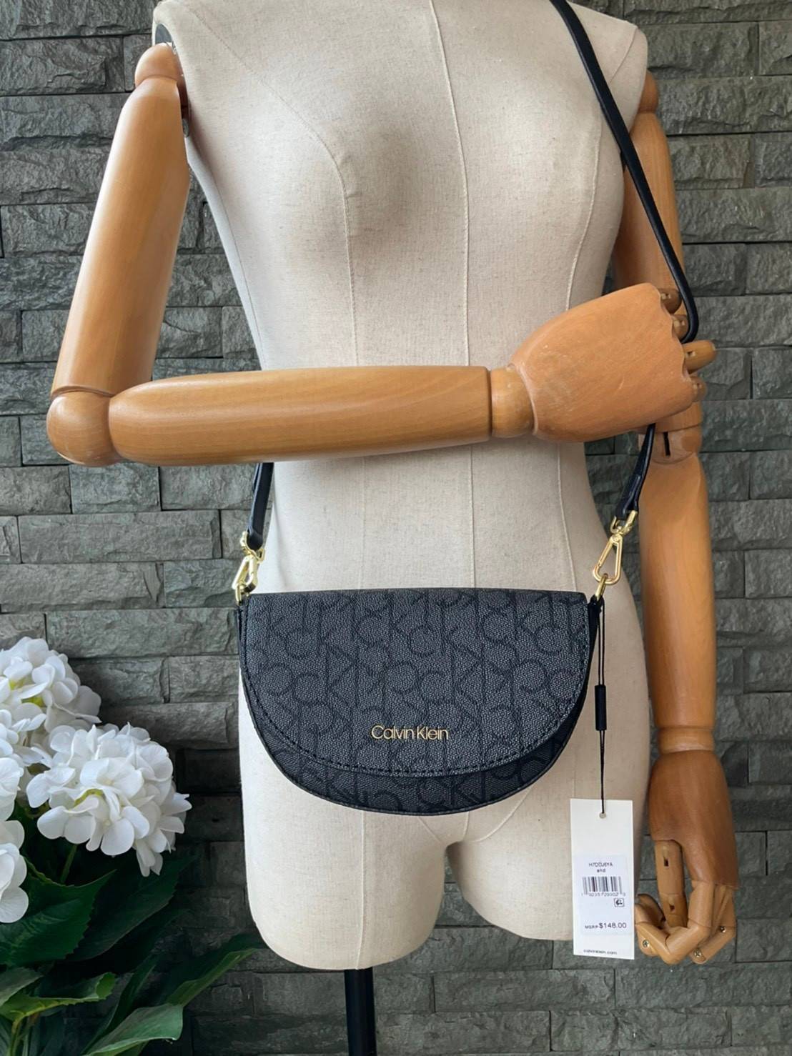 ของแท้ 💯% Calvin Klein Monogram Crossbody Bag กระเป๋าสะพายทรงครอสบอดี้ กระเป๋าคลัทช์ ทรงครึ่งวงกลม ขนาดน่ารัก ลายโมโนแกรมรอบใบ