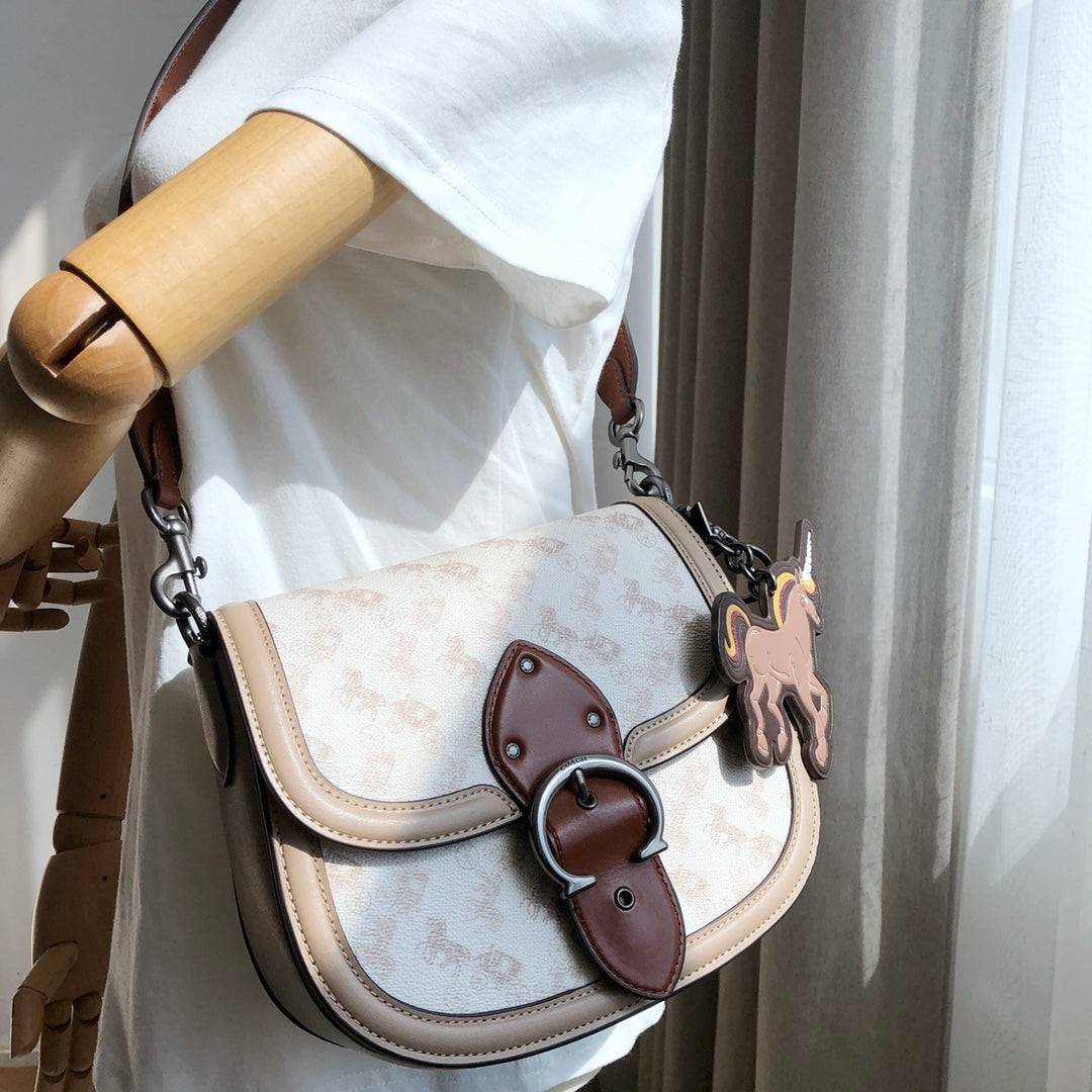 COACH C0745 BEAT SADDLE BAG WITH HORSE AND CARRIAGE PRINT The best item! ที่สาวๆรอคอย! ฮอตไฟลุก! สีหายาก ละมุนคุณหนู คอลเลคชั่นใหม่ ดีไซน์หรูหรา พิเศษมากๆมาพร้อมสายสะพาย 2 เส้น ใช้คู่กันหรือแยกสะพายก็สวยครบสูตร กระเป๋าสะพายทรง saddle คลาสสิค เปิด-ปิดด้วยก
